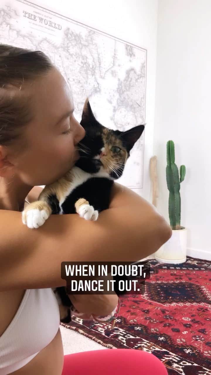 Nicole Mejiaのインスタグラム：「Groovin’ with Luna 😻」