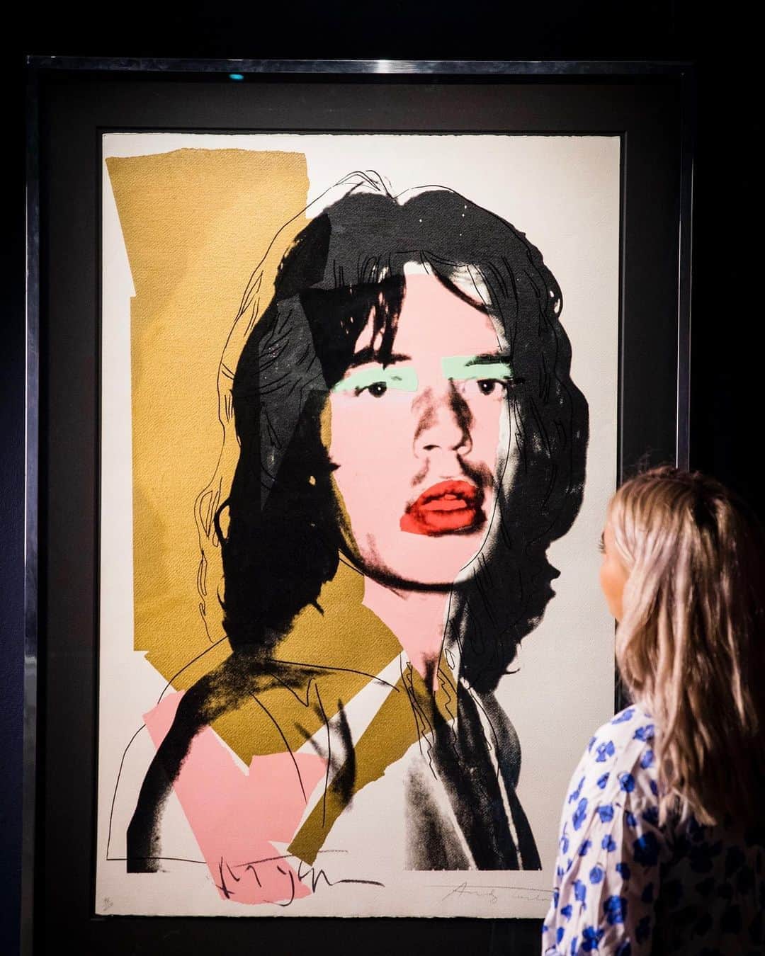 サザビーズさんのインスタグラム写真 - (サザビーズInstagram)「Intoxicated by the cult of celebrity, Andy Warhol admired many of his subjects from afar. But things were different with Mick Jagger. The pair met for the first time in 1964, when the @theRollingStones were still relatively unknown in America. Warhol designed the album cover for the band's 1971 album Sticky Fingers, and the rest was history. Created in 1975, Warhol's series of prints of Jagger took on an iconic status, depicting the rock star in a variety of poses, surrounded by abstract splashes of block color.  The work will be on view in our London galleries from this weekend, and will be offered online as part of our #SothebysPrints Auction. Click the link in bio for more information.  #Prints #RollingStones #mickJagger #AndyWarhol #WarholPrints」9月11日 4時08分 - sothebys