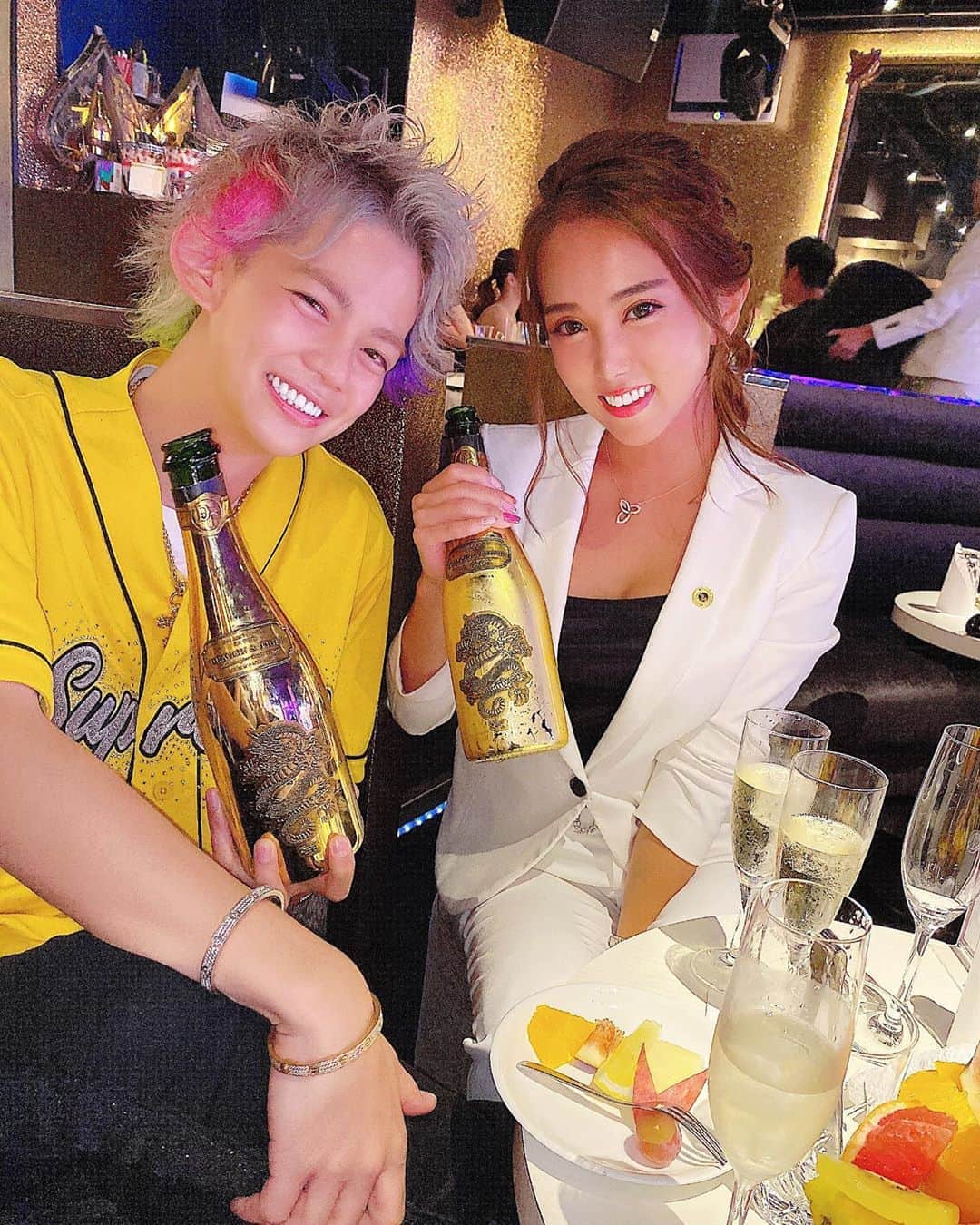 のインスタグラム：「. 春木開くん御来店♫ ドラゴンシャンパンは縁起物〜🐉  来週、かいくんの本の出版記念イベントのMCをやらさせて頂きます...🥺 なんてこった😵精一杯がんばります😱✨  #ドラゴンシャンパン #prettywoman#pwりおな#showtime#sexy #dance#party#event#dancer #follow#followme#l4l#l4f#Japanesegirl #キャスト募集#ダンサー募集 #名古屋キャバクラ#すすきの#六本木#北新地#中洲」