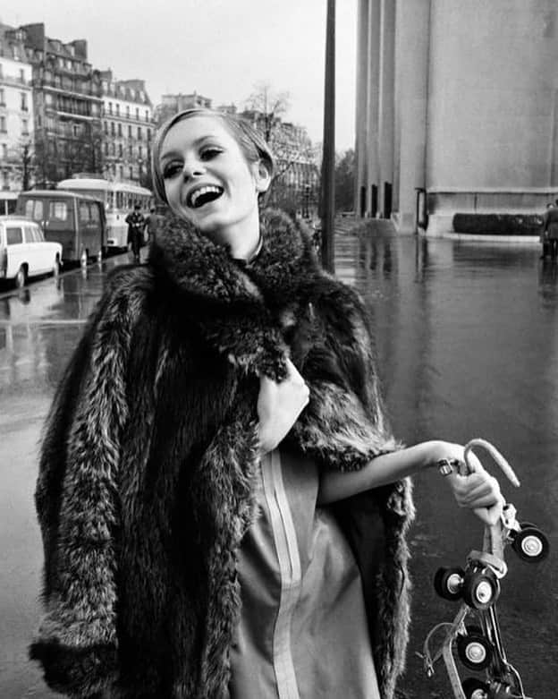 大森美希さんのインスタグラム写真 - (大森美希Instagram)「Twiggy at Place du Trocadéro, Paris, by Gilles Caron, March 1967  60&70年代のファッションアイコン、ツイッギーの笑顔が愛らしい一枚。  #今日の一枚 #ツイッギー #60年代ファッション #60年代スタイル #ファッションアイコン #メイクアップ #ヘアスタイル #昭和レトロ #レトロファッション #スウィンギングロンドン #モデル #ショートヘア #ファッションフォト #ファッション #モード #パリ #twiggy #60sfashion #60sstyle #twiggymakeup #supermodel #gillescaron #monochrome #fashionphotography #fashionicon #fashion #model #mode #paris」9月11日 4時18分 - mikiomori_
