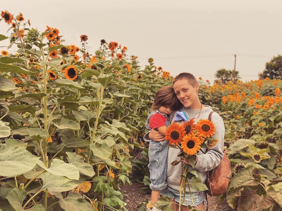 カティ・ショーのインスタグラム：「went to the farm for a little fresh air (well, fresher than Altadena)🌻 now we’re staying inside and making veggie soup from our bounty and keeping an eye on the bobcat fire- car is packed 🤞🏼 hoping for the best. WHAT A TIME TO BE ALIVE 🙃」