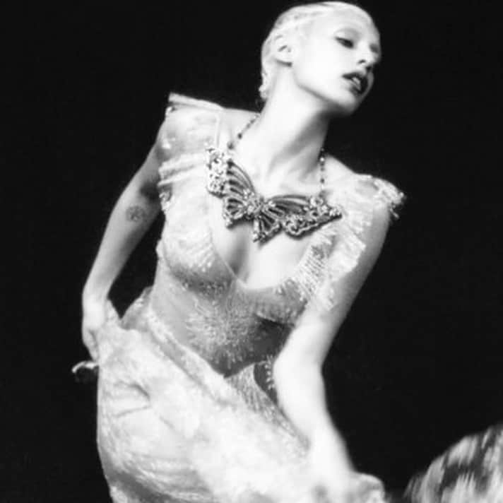 のインスタグラム：「Swept away! Thanks @juleswstylist_  @ericksonbeamon Butterfly necklace #ericksonbeamon @withregram • @divinewhitegown 🖤 @uglyworldwide shot by @ellenvonunwerth styled by @juleswstylist_ for @ellenvonunwerthvon with @bodiners  ✨jazzelle dazzelle✨ Hair by @dennislanni  Mua @devrakinery  Artdir @ulysse.tanguy」