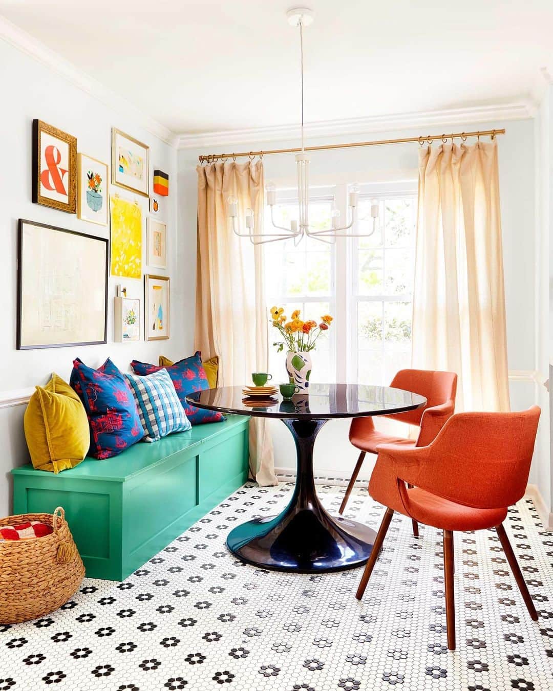 HGTVさんのインスタグラム写真 - (HGTVInstagram)「Traditional and retro-fab come together in this cozy breakfast nook from #HGTVMagazine 🤩 Link in bio for all the decorating deets!」9月11日 4時34分 - hgtv