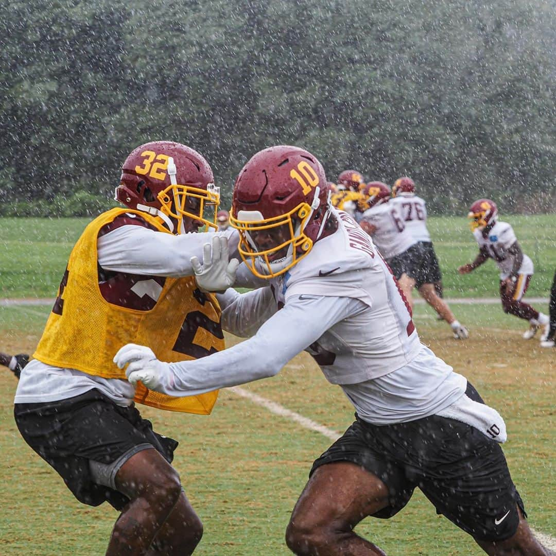 ワシントン・レッドスキンズさんのインスタグラム写真 - (ワシントン・レッドスキンズInstagram)「Just a little rain at practice today 🌧🌧🌧」9月11日 4時39分 - commanders