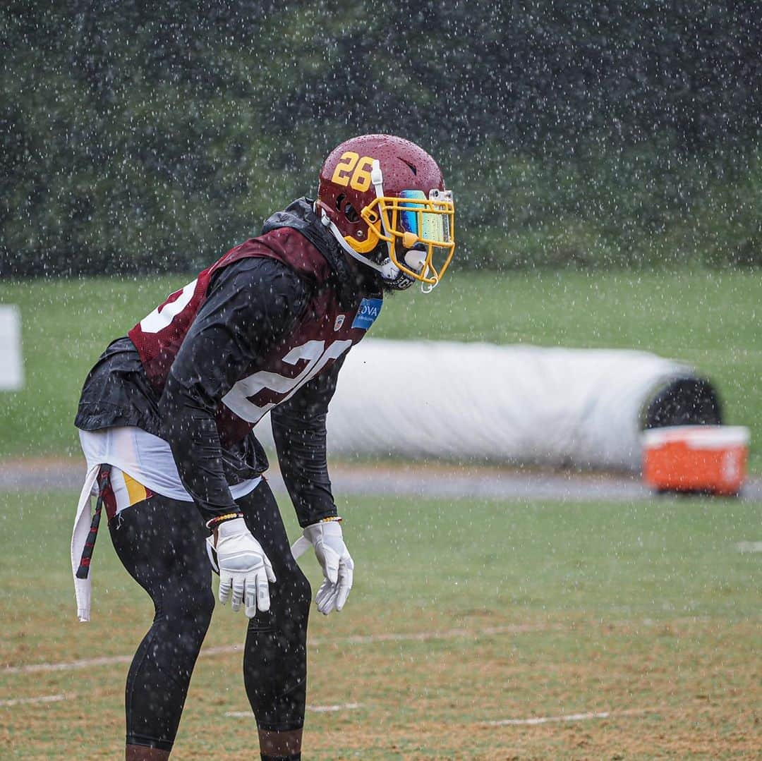 ワシントン・レッドスキンズさんのインスタグラム写真 - (ワシントン・レッドスキンズInstagram)「Just a little rain at practice today 🌧🌧🌧」9月11日 4時39分 - commanders