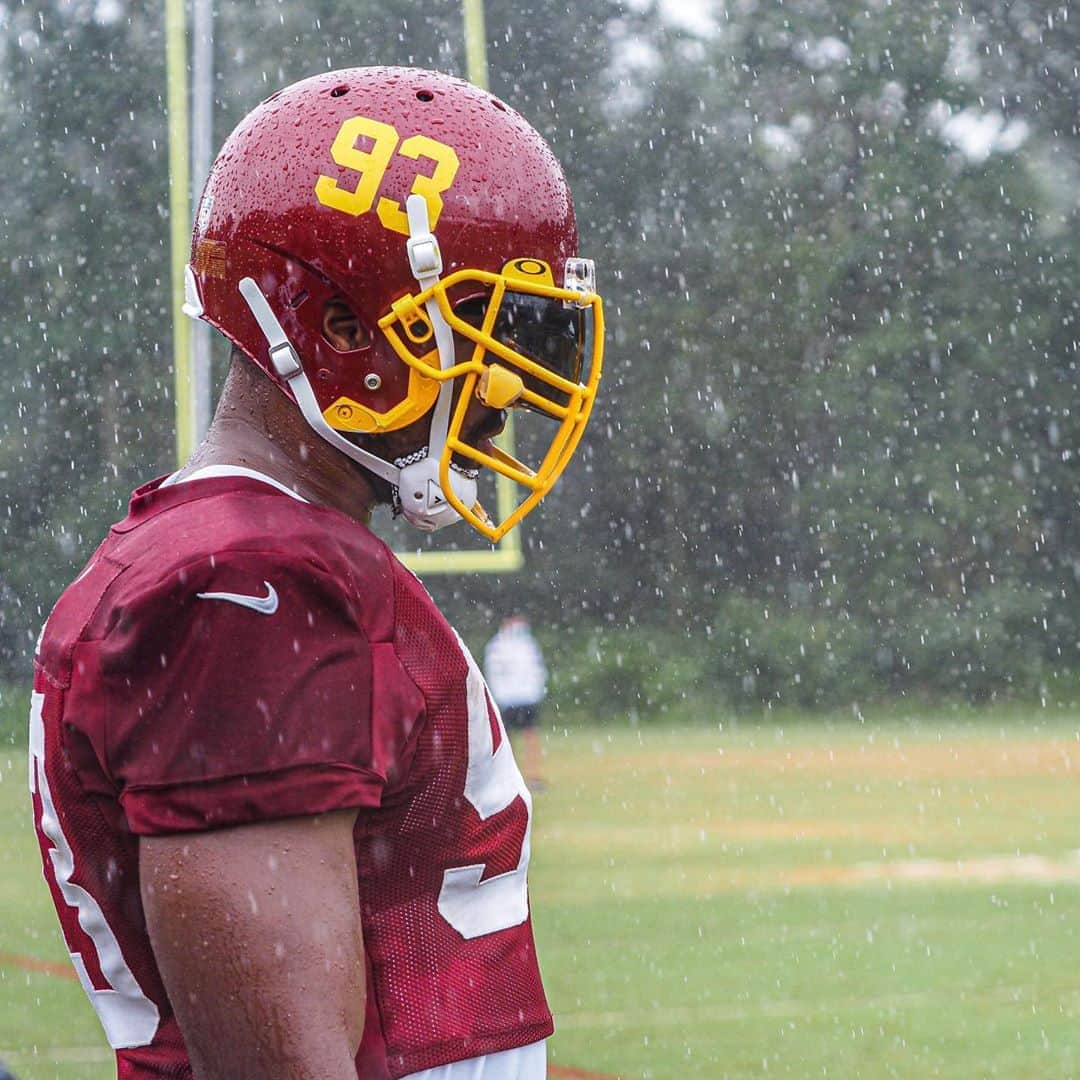 ワシントン・レッドスキンズさんのインスタグラム写真 - (ワシントン・レッドスキンズInstagram)「Just a little rain at practice today 🌧🌧🌧」9月11日 4時39分 - commanders