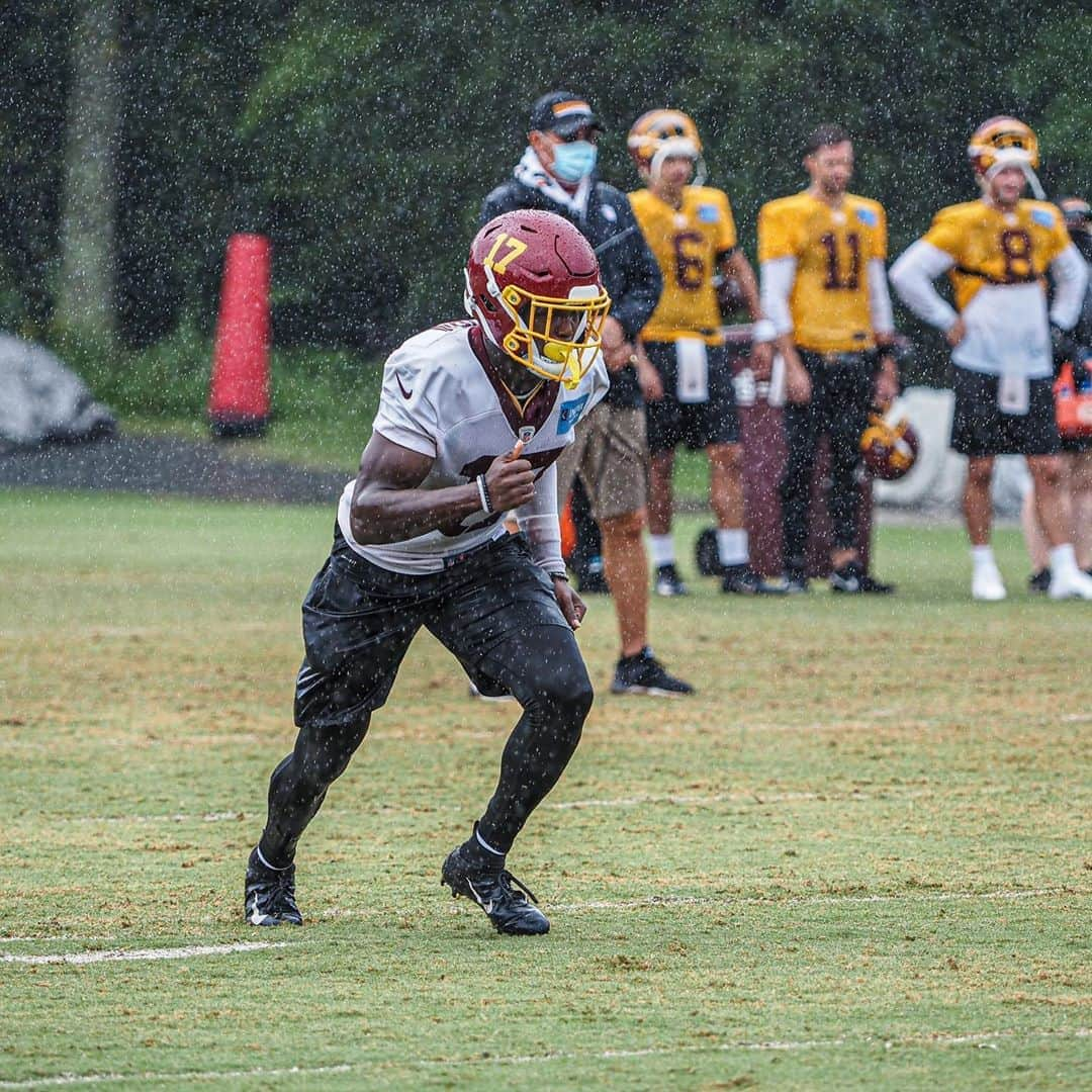 ワシントン・レッドスキンズさんのインスタグラム写真 - (ワシントン・レッドスキンズInstagram)「Just a little rain at practice today 🌧🌧🌧」9月11日 4時39分 - commanders