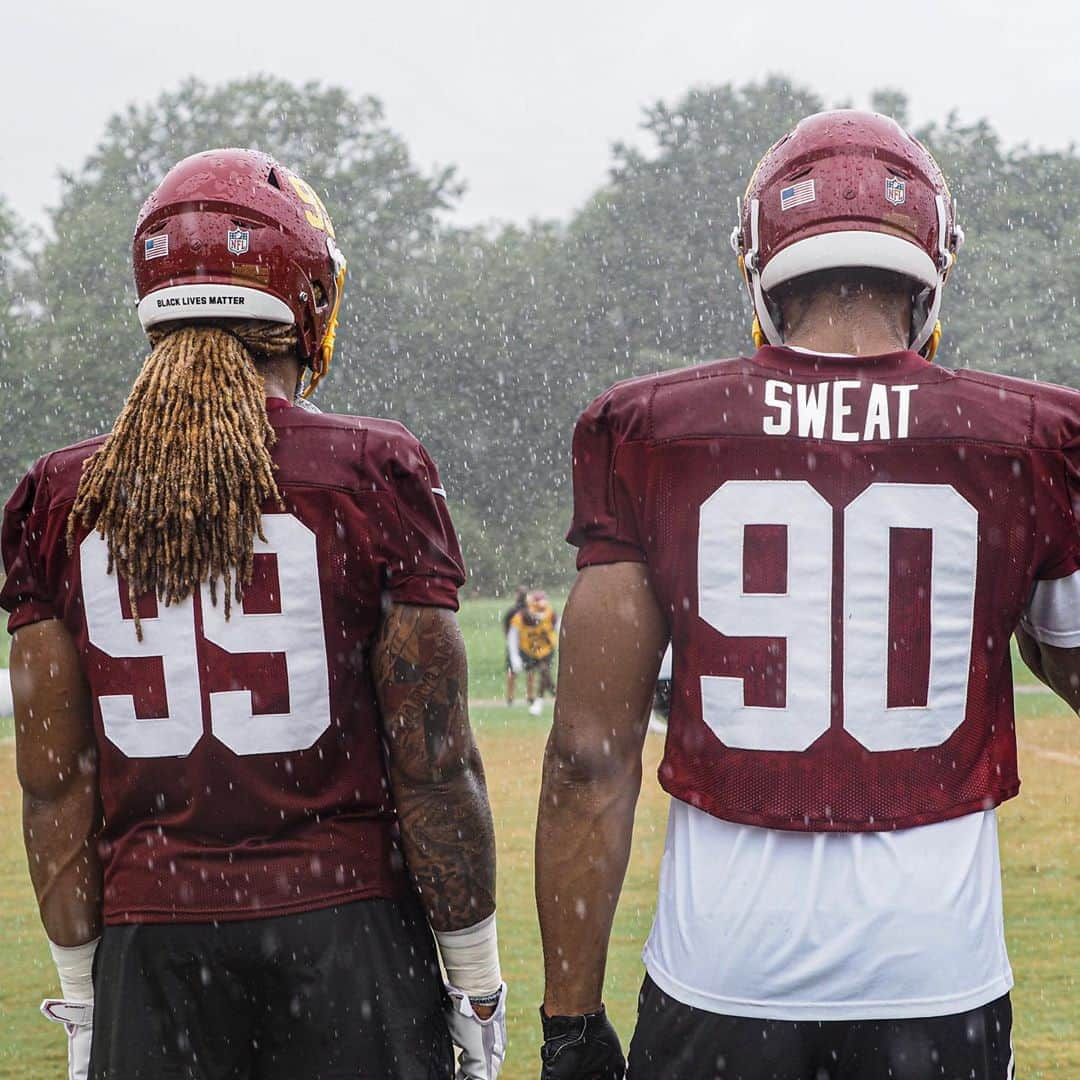 ワシントン・レッドスキンズさんのインスタグラム写真 - (ワシントン・レッドスキンズInstagram)「Just a little rain at practice today 🌧🌧🌧」9月11日 4時39分 - commanders