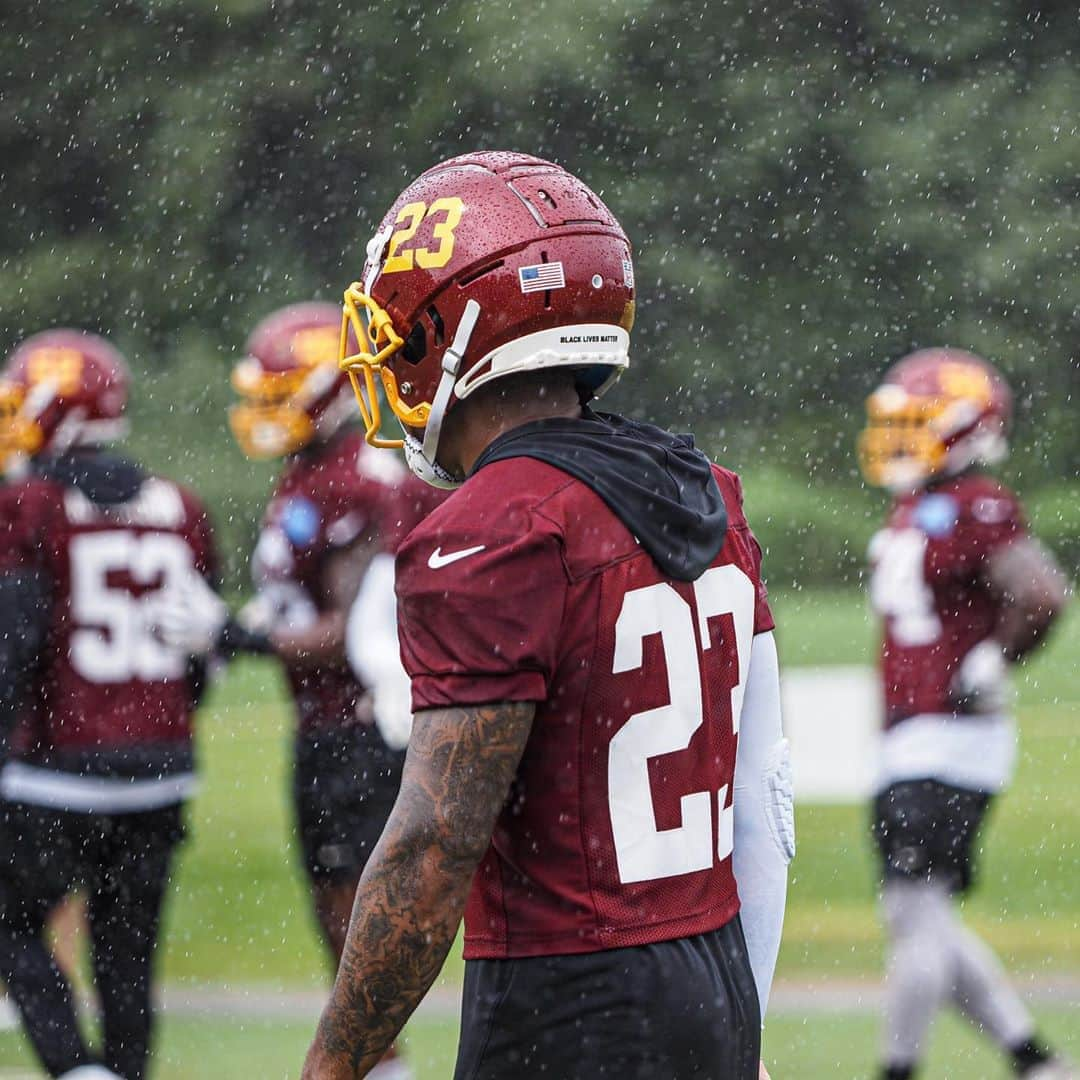 ワシントン・レッドスキンズさんのインスタグラム写真 - (ワシントン・レッドスキンズInstagram)「Just a little rain at practice today 🌧🌧🌧」9月11日 4時39分 - commanders