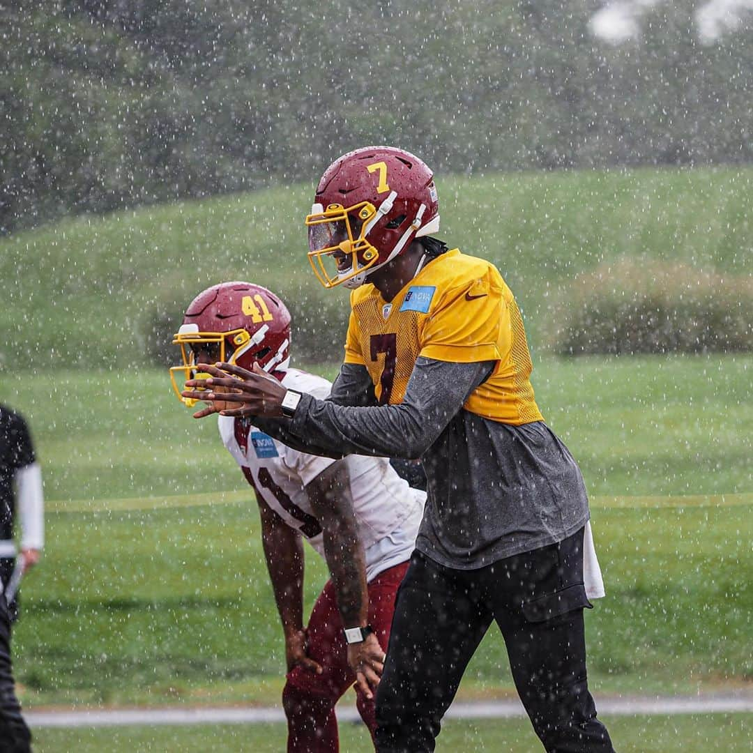 ワシントン・レッドスキンズさんのインスタグラム写真 - (ワシントン・レッドスキンズInstagram)「Just a little rain at practice today 🌧🌧🌧」9月11日 4時39分 - commanders