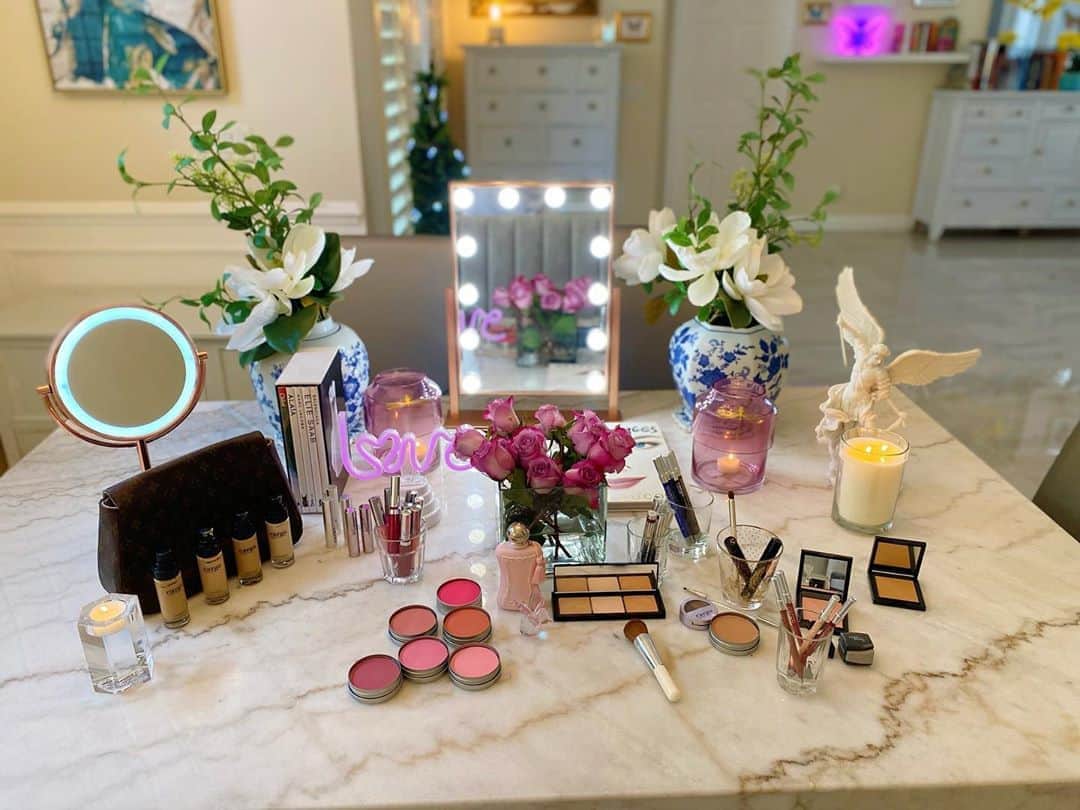 のインスタグラム：「Just finished my vanity 💕💕💕 ready for you all!  Get ready with me at 5pm EST on @cargocosmetics live! I'll be using my favorite Cargo Cosmetics products to show you my everyday look that ANYONE can replicate! Comment down below if you have any questions for me and the makeup products I'm going to be using! Plus receive exclusive discount codes 💕💕See you soon 💕 https://cargocosmetics.com/collections/shop-yoannas-look」