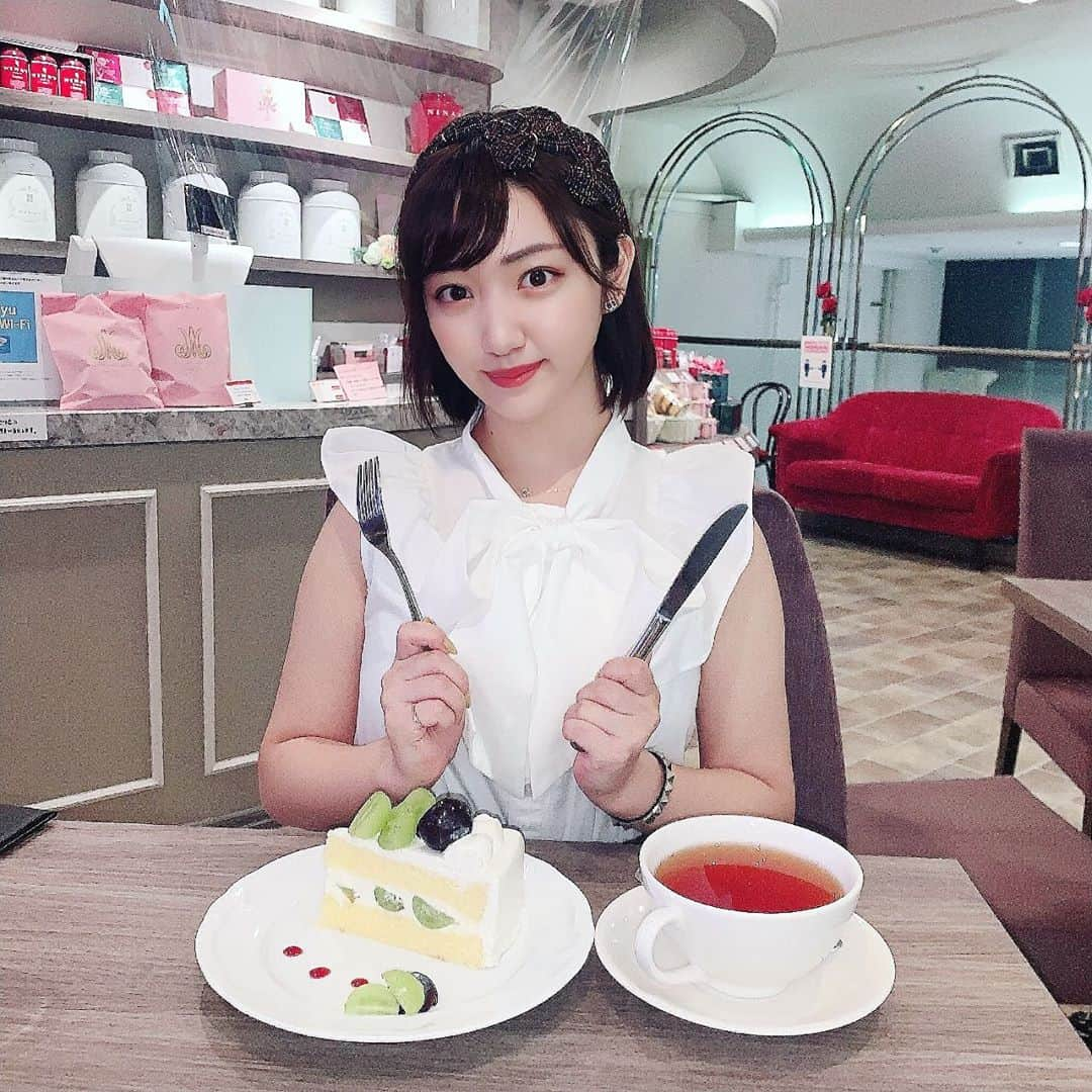 東美希さんのインスタグラム写真 - (東美希Instagram)「ル・サロンド・二ナス☕️✨ 新宿の小田急百貨店にあるよ〜✨ 🟠カチューシャ▶️#ca4la  🟠トップス▶️#miia  . . . #新宿カフェ　#カフェ活  #オレンジメイク #シャインマスカット  #ルサロドニナス #アクティブキュート #ブルベ冬　#イエベ春 #グラドル自画撮り部 #グラビアアイドルの日常」9月10日 19時52分 - amisar11