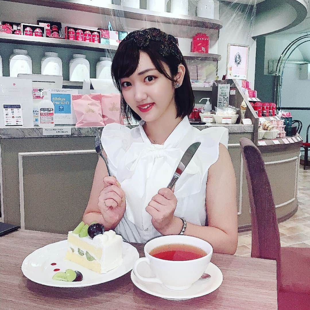 東美希さんのインスタグラム写真 - (東美希Instagram)「ル・サロンド・二ナス☕️✨ 新宿の小田急百貨店にあるよ〜✨ 🟠カチューシャ▶️#ca4la  🟠トップス▶️#miia  . . . #新宿カフェ　#カフェ活  #オレンジメイク #シャインマスカット  #ルサロドニナス #アクティブキュート #ブルベ冬　#イエベ春 #グラドル自画撮り部 #グラビアアイドルの日常」9月10日 19時52分 - amisar11