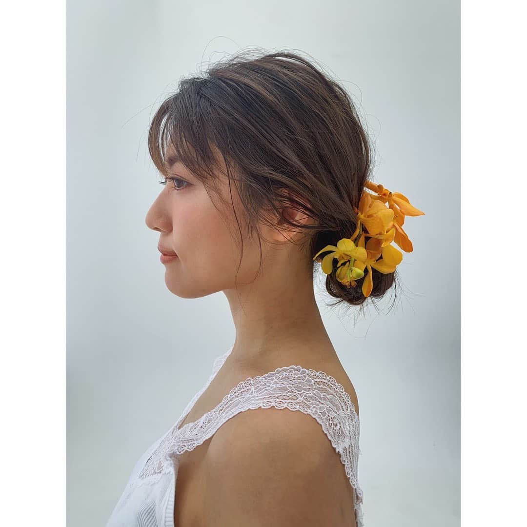 永瀬真悠さんのインスタグラム写真 - (永瀬真悠Instagram)「今回いくつかのパターンを撮影したのですが、﻿ 使用した花は、すべて生花なのです。﻿ はいはい〜😽と、花を一瞬で髪飾りに変身させてしまう恭子さん、❤︎ 自分では絶対に出来ないから本当に嬉しい。﻿ ﻿ photo: ﻿@kazuhagiwara1010 hair&make:﻿ @manchinda  ﻿ ﻿#写真#カメラ#ポートレート#ヘア#メイク #photo#hair#hairmake#hairmakeup#make #花#生花#ヘアアレンジ」9月10日 19時45分 - _mayunagase_