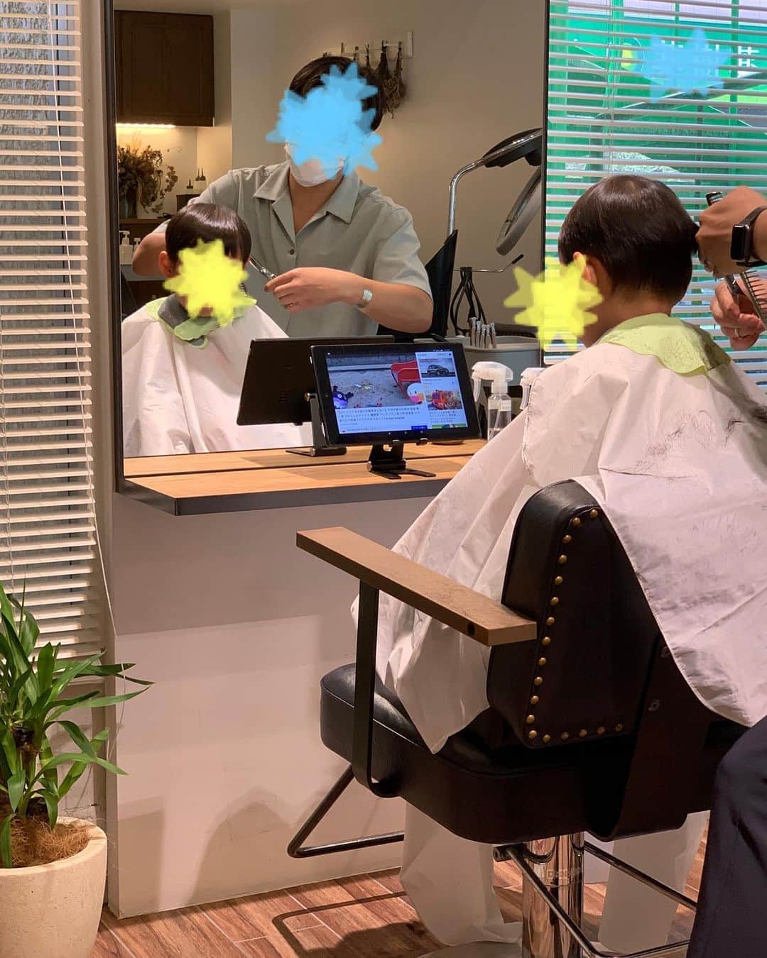 長崎真友子さんのインスタグラム写真 - (長崎真友子Instagram)「久々のヘアーカットとヘアカラー♪秋先取りな黒髪系です。  息子たちも別日にカットいきましたよ。4歳でもバッチリ3000〜4000円とられる東京の美容室‼︎福岡だと1000円でいつもしてもらえるのに〜^ ^💦  次男も2歳6ヶ月にして初ヘアーカットの予約しましたが、切るところなさすぎて考え直してくださいと言われました！ いや、ちゅるんとした後ろ髪が暑そうなんですよ！！  でも このちゅるんがなくなるのはやはり寂しくて切らなくて良かった😭  それにしても我が子たち髪の毛増えるの遅いなぁ。女の子じゃなくて良かったよね^ ^💦  #アナウンサー #ヘアーカット  #二児の母 #年子育児 #年子ママ #ままのて #ママコーデ #ママリ #ママさんと繋がりたい #ワーママ #ワーママの日常 #ママすたぐらむ #男の子ママ #ママ似　　#stayhome #美容室　#hairstyle #haircut #tokyo #東京　#美容院　#子どもカット　#kidscut #キッズカット男の子 #キッズカット」9月10日 19時48分 - mayuko_nagasaki