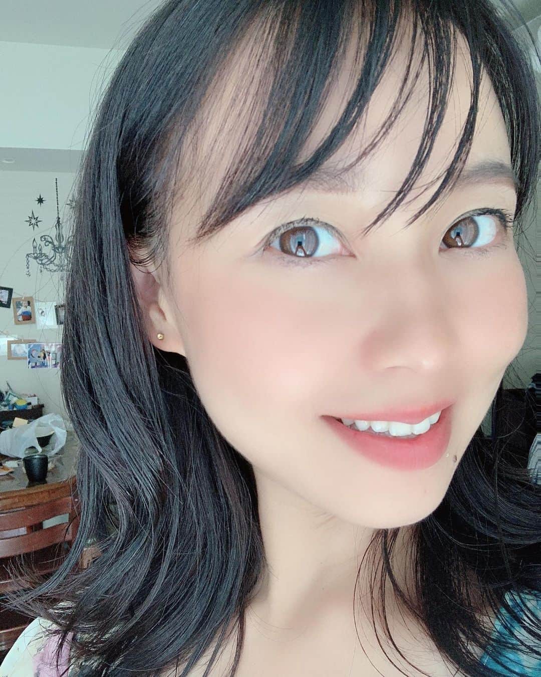 長崎真友子さんのインスタグラム写真 - (長崎真友子Instagram)「久々のヘアーカットとヘアカラー♪秋先取りな黒髪系です。  息子たちも別日にカットいきましたよ。4歳でもバッチリ3000〜4000円とられる東京の美容室‼︎福岡だと1000円でいつもしてもらえるのに〜^ ^💦  次男も2歳6ヶ月にして初ヘアーカットの予約しましたが、切るところなさすぎて考え直してくださいと言われました！ いや、ちゅるんとした後ろ髪が暑そうなんですよ！！  でも このちゅるんがなくなるのはやはり寂しくて切らなくて良かった😭  それにしても我が子たち髪の毛増えるの遅いなぁ。女の子じゃなくて良かったよね^ ^💦  #アナウンサー #ヘアーカット  #二児の母 #年子育児 #年子ママ #ままのて #ママコーデ #ママリ #ママさんと繋がりたい #ワーママ #ワーママの日常 #ママすたぐらむ #男の子ママ #ママ似　　#stayhome #美容室　#hairstyle #haircut #tokyo #東京　#美容院　#子どもカット　#kidscut #キッズカット男の子 #キッズカット」9月10日 19時48分 - mayuko_nagasaki