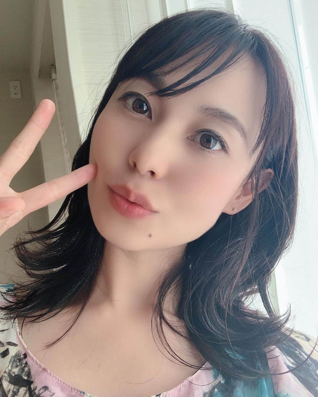 のインスタグラム：「久々のヘアーカットとヘアカラー♪秋先取りな黒髪系です。  息子たちも別日にカットいきましたよ。4歳でもバッチリ3000〜4000円とられる東京の美容室‼︎福岡だと1000円でいつもしてもらえるのに〜^ ^💦  次男も2歳6ヶ月にして初ヘアーカットの予約しましたが、切るところなさすぎて考え直してくださいと言われました！ いや、ちゅるんとした後ろ髪が暑そうなんですよ！！  でも このちゅるんがなくなるのはやはり寂しくて切らなくて良かった😭  それにしても我が子たち髪の毛増えるの遅いなぁ。女の子じゃなくて良かったよね^ ^💦  #アナウンサー #ヘアーカット  #二児の母 #年子育児 #年子ママ #ままのて #ママコーデ #ママリ #ママさんと繋がりたい #ワーママ #ワーママの日常 #ママすたぐらむ #男の子ママ #ママ似　　#stayhome #美容室　#hairstyle #haircut #tokyo #東京　#美容院　#子どもカット　#kidscut #キッズカット男の子 #キッズカット」