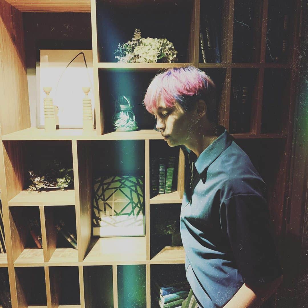 沢村玲/REIのインスタグラム：「映え村玲な感じの写真撮れました🤳  9/23オンラインライブ！20時から！みんなよろしくね！  #映え村玲 #ワンエン #沢村玲 #ユニコーンヘアー🦄　#オンラインライブ」