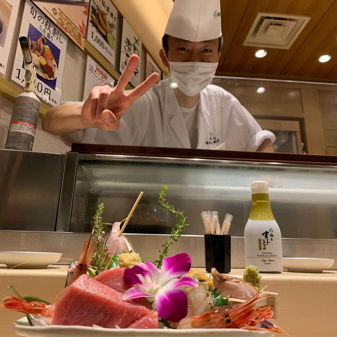 セロさんのインスタグラム写真 - (セロInstagram)「Love this place in Akasaka. #midorisushi fresh, delicious, clean, safe, and authentic. #foodie #sushi #sashimi #nodokurofish #uni #matsutakemushroom #hamaguri」9月10日 19時51分 - cyrilmagic