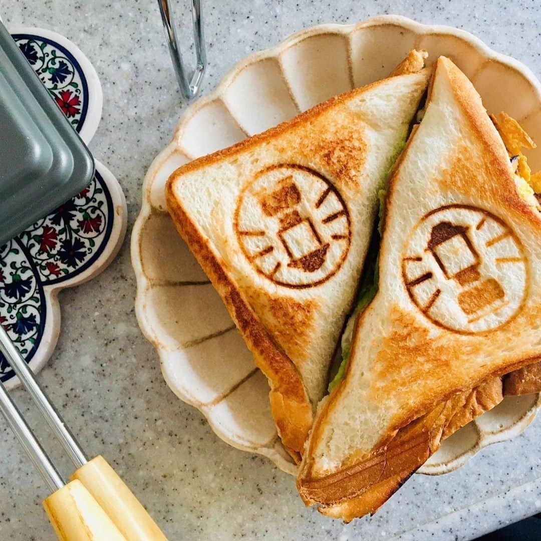 Coleman Japanのインスタグラム：「コールマンの“ランタンマーク”がきれいに入ったら良い事あるかも🔮❓  📷：@kinako_burger2525 さん 素敵なお写真ありがとうございました☺️ ・ ━━━━━━━━━━━━━━━━━ #私のコールマン または #おうちコールマン を付けて投稿して頂いた中から素敵なお写真は、コールマン公式SNSでご紹介させて頂きます♪ ━━━━━━━━━━━━━━━━━ ・ ・ ・ #灯そうColeman #灯そうコールマン #灯そう #Coleman #コールマン #Camp #キャンプ #Outdoor #アウトドア #ホットサンドイッチクッカー #ランタンマーク」