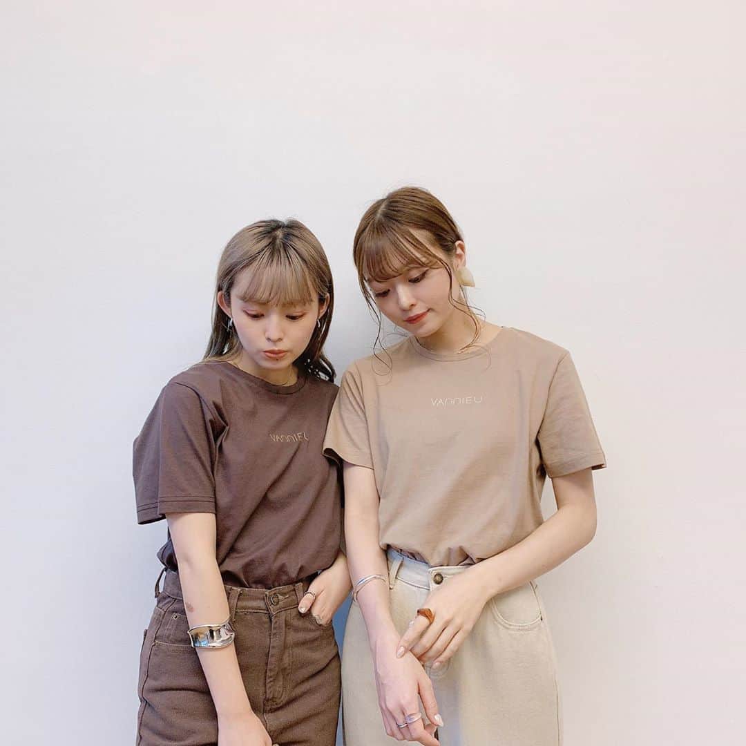 Vannie Officialのインスタグラム：「【VANNIE U　クラッシックロゴT　】2,300+tax ⠀  遂に発売開始！！絶対外さないマストバイTシャツ♥  ⠀ 《styling》 お待たせしました！♡VANNIE UのブランドロゴのプリントTが登場！ 着回ししやすいシンプルなデザインなのでカジュアル使いはもちろん、ボリュームスカートやワイドパンツなどのデザインものにも相性◎ カラーパンツやシアーパンツ、フレアスカート、キャミワンピースなど どんなアイテムとも相性抜群のロゴTは買わない理由がない！♥ 細めのラインのクラシックロゴで一枚プラスするだけでVANNIEっ子のコーデが完成♡  ⠀ 《detail》 程よくゆとりのあるサイズ感で裾をアウトで着ても重たくならない絶妙な丈感にこだわりました◎ 定番のシロクロに秋口まで活躍するモカとブラウンの4色展開 シンプルなので多色買いもオススメ♡  ⠀ 《fabric》 透け感が少なく肌触り良く着られる綿100％のカットソー使用。 ⠀ ⠀ ⠀ #vannie_u#ヴァニーユー #ZOZOでしか買えない⠀⠀ お問い合わせはコメントまたはDMまでご連絡ください‪‪☺︎‬」