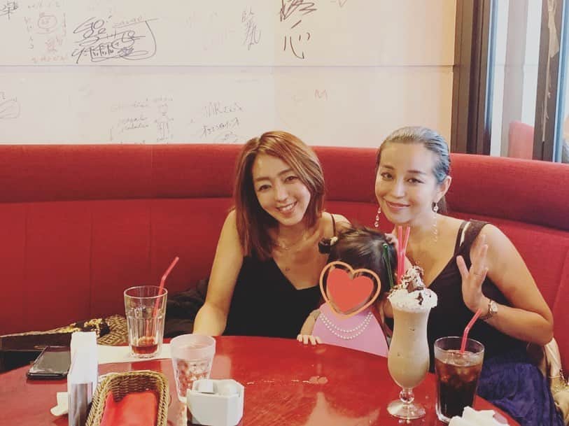 PINKYのインスタグラム：「meets Lilyさん🌹💋✨  #オトナの保健室 📕読了後、 リアルタイムでLilyさんと会ってgirls talkできるなんて…贅沢すぎ❣️😭💘 　 (オトナになっても、 私達の会話のカテゴリーはきっと“girls talk”💋)  ちなみに、私はHipHop最前線でリリさんが連載をされていた頃からの読者です😎❤️w 　 強くて優しくて魅力的な、尊敬する女性🌹 会えて最高にhappyだったぁ🥰✨  そして 娘がまだお腹にいた頃、 1歳くらいの時、 3歳になった今、と 彼女の成長を見てもらえるのも嬉しい👧🏻❤️ 　 その時の会話を投稿してくれたので、repostします💌❤️ 　 #変なガールズトークできないところ🤣w   #repost @lilylilylilycom  　 イヤイヤ期の可愛いさ、 たまらなかった♡♡♡  #3歳　育児中って まだまだ 夜に女友達と..なんて もう夢で。その感じも、 懐かしくて。  P👩「いつか...いつか リリさんと夜遊びとか したいです😭♡♡♡」  私「しよしよー✨✨」 　 👧‼️「○○○もいくー🙋‍♀️」  P👩「そ、そうだね！🤣 一緒にいこうね！！😭♡」  👧「ママとパパとで いくー🙋‍♀️🙋‍♀️🙋‍♀️」  私「そうだよね！🤣 大丈夫だよ、 おばちゃんは 待ってるね🤣 いってきてね😭♡♡♡」  言葉の意味もわかるから 変なガールズトークでき ないところも、 リアルに5年前を 思い出して最高に なつかしくて 心から愛おしかった。  @shanti_pinky_shanti  次は子どもたちみーんな 引き連れて遊びいこ🙋‍♀️♡w  あー楽しかった！ww ママの関心を他人に もってかれちゃうことに めっちゃヤキモチ焼いちゃう この年頃、 ミズくんはわりとピースで かーにゃはソコめちゃ強かった🤣  私も３歳のときは 母が誰かと話すと  ゆりちゃんの 母ちゃんと話すな💢  と、通せんぼ していたそうw あー子どもって 本能つよくて 面白い♡♡🤣  #子ども　と　#本能 #おばちゃん待ってるw #20年後はみんなで夜遊びも♡ #20代の君たちが案内してくれ」