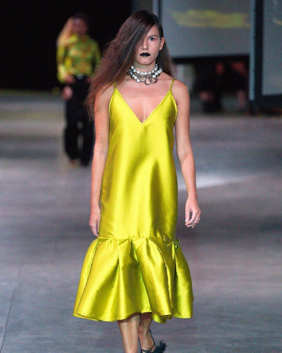 Marques Almeidaさんのインスタグラム写真 - (Marques AlmeidaInstagram)「Lime power 🍋   #marquesalmeida #howdoyouwearyourma #runway #lime #slipdress #puffdress #lfw #ss20」9月10日 19時54分 - marques_almeida