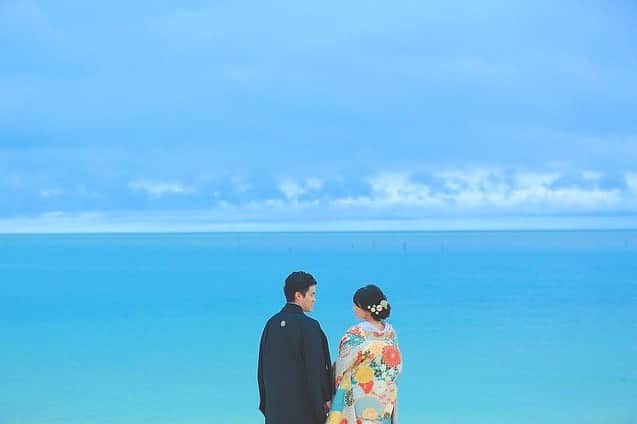 デコルテウエディングフォトグループさんのインスタグラム写真 - (デコルテウエディングフォトグループInstagram)「＼沖縄のビーチでは和装や夕日撮影もおすすめ𓆉✨／9月、10月と少しずつ涼しくなり、沖縄も過ごしやすくなってきます💕そんな涼しくなってきた沖縄の秋では、和装での撮影もおすすめ。こういった「青い海×和装」も美しい海のある沖縄だからこそ撮れる写真。空の青さも相まって、お二人の衣装の色が際立ちます🕊﻿ ﻿ そして沖縄のもう一つのおすすめは、夕日🌇まん丸の夕日を眺めたり、夕暮れ色に染まっていく空をバックに撮影するとドラマのワンシーンのよう！夕暮れとドレスの組み合わせはとてもロマンチックですね。﻿ ﻿ ﻿ 沖縄にはアラハビーチや瀬底ビーチなど、たくさんのビーチがありますが、その特徴はそれぞれ🎈お二人の撮りたいイメージに合わせて、おすすめスポットをアドバイスさせていただきます！お気軽に @studiosuns_okinawa にお問い合わせください！﻿ ﻿ ﻿ ◇週末インスタライブのお知らせ◇﻿ 9/12（土）にスペシャル版のインスタライブを行います✨﻿ スタジオの紹介や、実際の撮影風景、花嫁さんが気になる衣装・メイクのトレンド講座も行います！﻿  また、このインスタライブ限定特典として、撮影がお得になるプレゼントも企画しています。20:00〜21:00の1時間の中でキーワードを発表しますので、気になる方はぜひチェックしてみてくださいね！﻿ イベント通知をONにすると、開始15分前にリマインドされますのでこちらもぜひご活用ください🙏🏻﻿ ﻿ ﻿ 詳しくは下記ページをご覧ください！﻿ https://photo.decollte.co.jp/specials/online_fair?brand_id=1﻿ ﻿ ﻿ ﻿ ﻿ スタジオ撮り、撮影などのご質問は﻿ プロフィールのリンクからどうぞ📩﻿ @decollte_weddingphoto﻿ ご連絡、ご予約、お待ちしております！﻿ ﻿ ﻿ 🔖インスタライブ定期開催中！ヘアメイク方法やフォトグラファー対談による撮影ポイントなどをご紹介してます。過去のライブはIGTVから！﻿ ﻿ ﻿ Photographer @yutayamauchi_studiosuns﻿ Hairmake @marina.hm_aquaasakusa ﻿ ﻿ ﻿ ﻿ #撮る結婚式﻿ #沖縄 #沖縄花嫁 #海 #sea #日本の絶景 #沖縄旅行 #沖縄挙式 #沖縄ウェディング #沖縄結婚式 #沖縄フォトウェディング #沖縄花嫁 #ウェディングフォト#結婚写真 #フォトウェディング #ウェディングニュース #Okinawa #沖縄旅 #ビーチ #前撮り #beach #ウェディング #卒花嫁 #結婚準備 #花嫁 #ビーチウェディング #沖縄好きな人と繋がりたい #海撮影 #ハネムーン #夕日 #Sunset﻿ ﻿」9月10日 19時56分 - decollte_weddingphoto