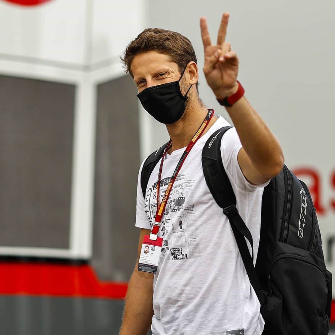 ロマン・グロージャンのインスタグラム：「✌✌✌ Happy to be in Mugello. Looks an amazing  Le circuit du Mugello a l'air incroyable. Je me réjouis de rouler demain  #r8g #f1 #mugello」