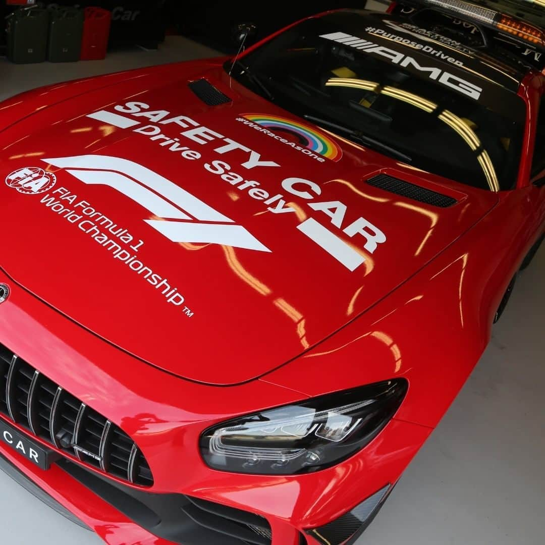 F1さんのインスタグラム写真 - (F1Instagram)「The Safety Car is 🔴 . To mark Ferrari's 1000th Grand Prix this weekend at Mugello, the Mercedes Safety Car has a new lick of paint! 🖌 . #F1 #Formula1 #Motorsports #TuscanGP @mercedesamgf1 @scuderiaferrari」9月10日 19時57分 - f1