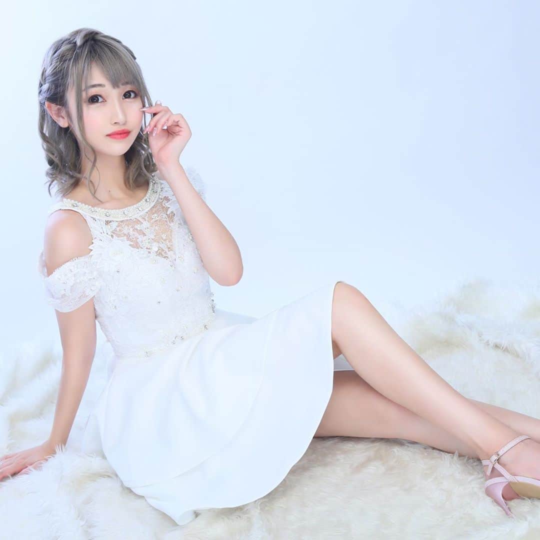 うららのインスタグラム：「名刺これで作った ポケットからキュンです💕って感じ💕  #きゅんです #💕 #宣材写真 #宣材 #きれい #かわいい #脚長効果 #アジアン #azian #インスタ映え」