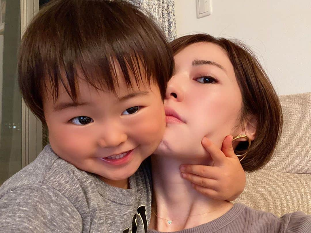 仲嶺梨子さんのインスタグラム写真 - (仲嶺梨子Instagram)「. 幸せとはこういう事ですね🤪 🧒👦 . #苦しい#よだれまみれ#無理矢理#2歳#3歳#2人育児#女の子ママ#男の子ママ#妊娠中#３人目#マタニティー」9月10日 19時58分 - rikonakamine