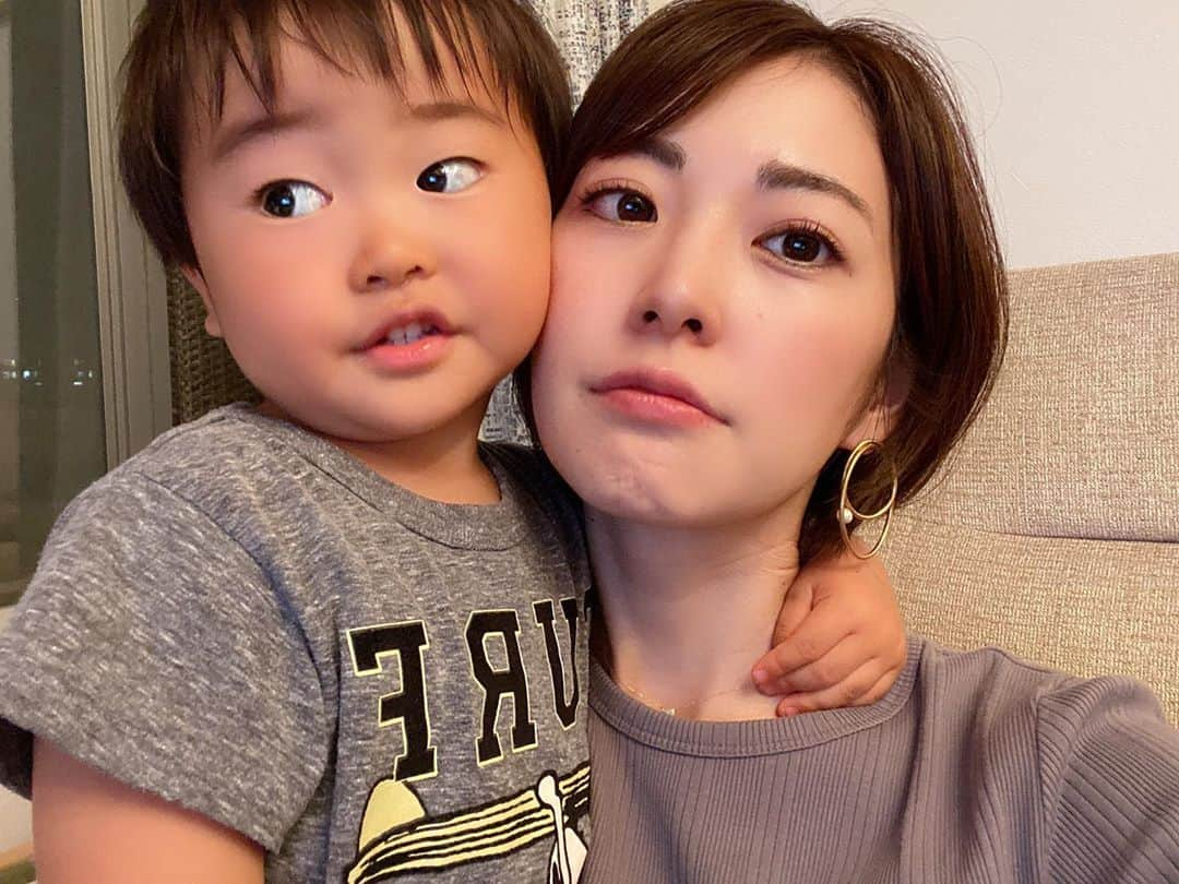 仲嶺梨子のインスタグラム：「. 幸せとはこういう事ですね🤪 🧒👦 . #苦しい#よだれまみれ#無理矢理#2歳#3歳#2人育児#女の子ママ#男の子ママ#妊娠中#３人目#マタニティー」