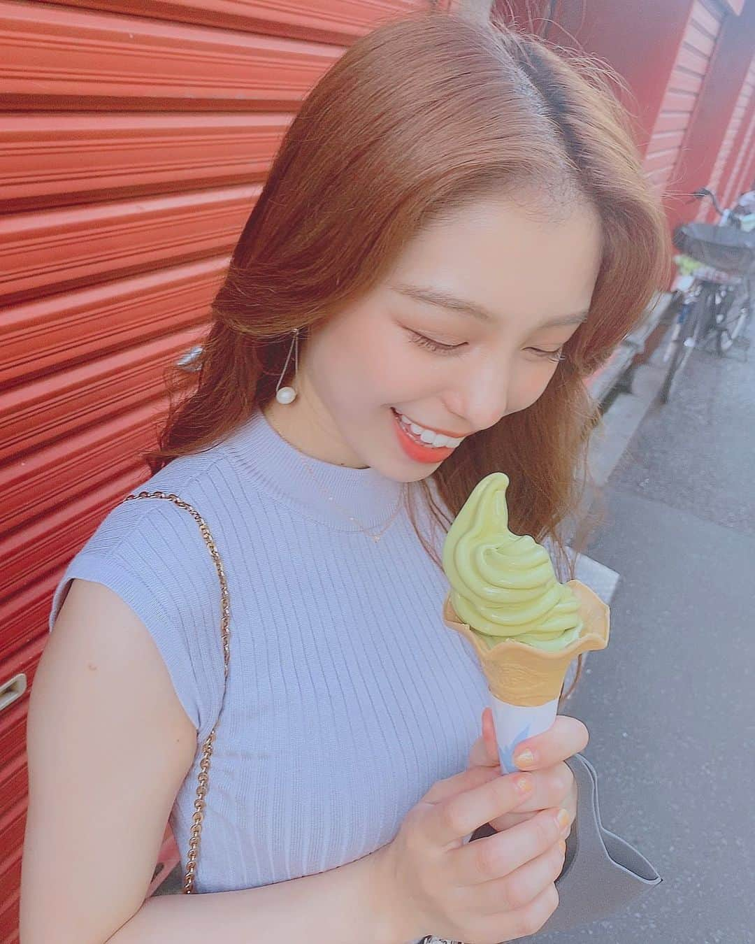 小嶋菜月さんのインスタグラム写真 - (小嶋菜月Instagram)「抹茶ソフトクリーム🍦 . . 夏に食べるソフトクリームすごい美味しいけど すぐ溶けちゃうから食べるの難しい😂 . . #浅草 #雷門 #アイス #ソフトクリーム #抹茶 #🍦」9月10日 19時59分 - kojimanatsuki_offical