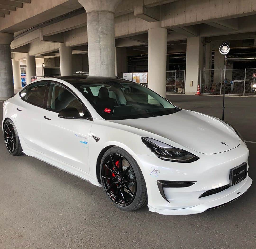 のインスタグラム：「TESLA Model 3 Bodykit：Artisan spirits/// Sportsline blacklabel  www.artisanspirits.co.jp www.office-kk.jp/ #OFKJP #officek #artisanspirits #artisan #アーティシャンスピリッツ #アーティシャン #blacklabel  #tesla #teslamotors #teslamodel3 #model3 #ev #electriccar #teslaclub #teslamotorsclub #evasivemotorsports #ravspecjdm #butlertire #jworksunlimited #premierautowerkz #suvproject #kanooperformance #car_life_staff #トラウム #車庫小舗 #nigeljdmparts #advancedautoperformance  #ottoautoservice #mr__lexus #jackspna」