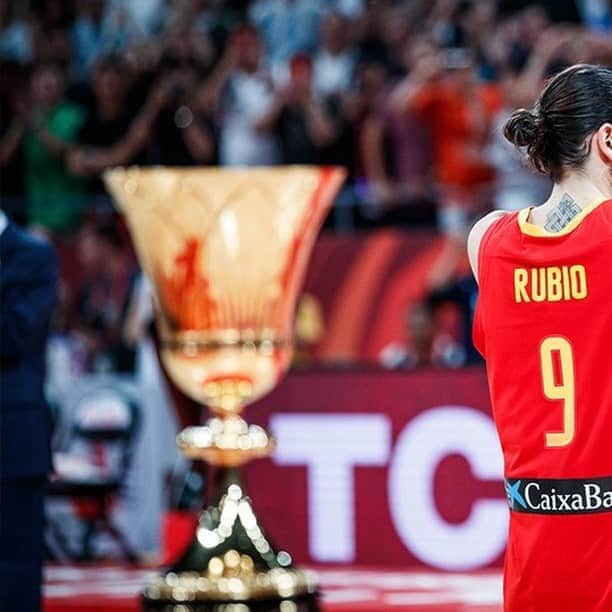 FIBAさんのインスタグラム写真 - (FIBAInstagram)「Europe's greatest playmaker? 🤔💭  #OTD in 2019, @ruuufio 🇪🇸 became the All-Time @FIBAWC assists leader 🔥」9月10日 20時10分 - fiba