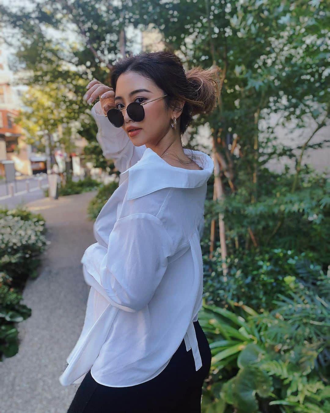 Yumaikaのインスタグラム：「今季　お気に入りのshirt🤍✨  後ろのデザインが紐で絞れるようになっていて かわいいのです🌞  暖かみのあるカラーのbrown 🌰と blackもご用意してます✨  @helioslivin_official  #helioslivin 妊婦のわたしは、レギンスでラフに合わせてるよ✌🏾  denim 👖合わせは、更に可愛いので 着回しcoordinateのお披露目までお楽しみにっ❤︎」