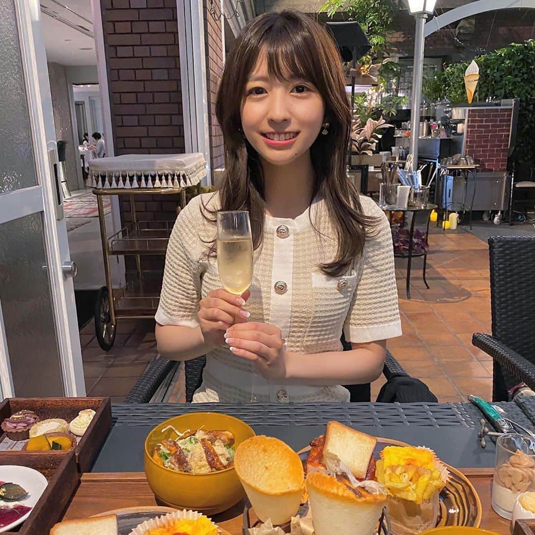 岡田美里さんのインスタグラム写真 - (岡田美里Instagram)「北野ホテルでナイトデザートをいただきました🍰  プレートで軽食やデザートが運ばれてくるのですが、その盛り付けがとても可愛くて目から幸せになりました！ 15種類ほどのデザートを食べて、甘党にはたまらなかったです🤤 個人的にクレミアの食べ放題は最高でした…  ホテルの内装も可愛くて映えること間違いないです！！ 次は世界一と言われる朝食を食べに行ってみたいです🌞  #ミス東大 #北野ホテル #北野ホテルナイトデザートビュッフェ  #神戸カフェ #神戸グルメ #神戸ディナー #スイーツビュッフェ」9月10日 20時05分 - okada__misato