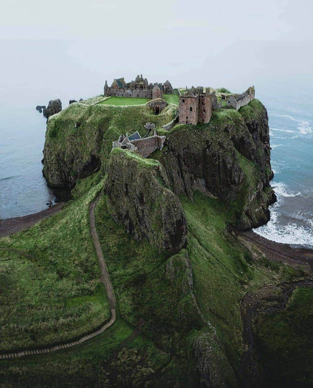 Padgramさんのインスタグラム写真 - (PadgramInstagram)「Majestic 14th-century castle located on a rugged cliff overlooking the coast. 📸: @jameslloydcole 📍United Kingdom .  .  .  #planetgo #planetearth #planet #europe #unitedkingdom🇬🇧 #pgstar #pgdaily #pgcounty #castle」9月10日 20時06分 - planet.go