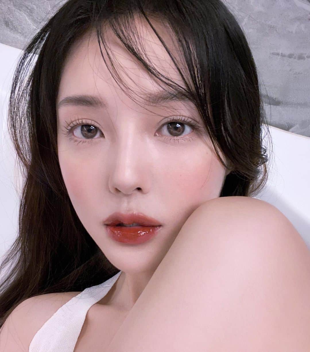 ポニーのインスタグラム：「#유료광고  아마 제 라이브 영상을 자주 보신 분들은 아시겠지만 제가 제일 자주 사용하는 립 제품이 입생로랑뷰티의 '워터 스테인 틴트'라는 걸 다 아실 거예요! 계속 거울을 보고 싶을 정도로 정말 영롱하고 촉촉한 워터 코팅 광을 연출해 주는 제품이라 저의 최애 데일리 립 제품인데요! 물먹물먹한 광택뿐만 아니라 발색력 또한 높아서 매일 손이 가는 것 같아요:) 이번 '워터 스테인' 출시 1주년을 맞아 로즈 누드 컬러로 구성된 <NEW일리싯누드> 컬렉션이 한정판으로 출시되었다고 하는데요! 항상 소장 가치를 일으키는 입생로랑뷰티답게 이번 컬렉션을 대표하는 로즈 골드빛 패키지를 관능적인 컬러들과 잘 어우러지게 나타낸 것 같아요.✨ 제가 사진에서 바른 컬러는 202호인데요.  로즈 빛이 스며든 레드 컬러로 원래 장미빛 혈색인 것처럼 자연스럽게 연출하실 수 있는 컬러에요!💋  #ad #입생로랑뷰티 #일리싯누드 #한정판워터틴트 #NEW워터틴트 #워터틴트202호」