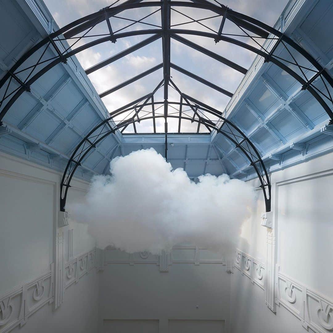 のインスタグラム：「The Dutch artist, Berndnaut Smilde, is known for creating fluffy clouds in the most unexpected and impossible places. The surreality of the impossible and the manifesting of dreams into reality is the inspiration for #SretsisFW20 ☁️ Discover the look book for #FW20TheDreamers now at Sretsis.com! #BerndnautSmilde」