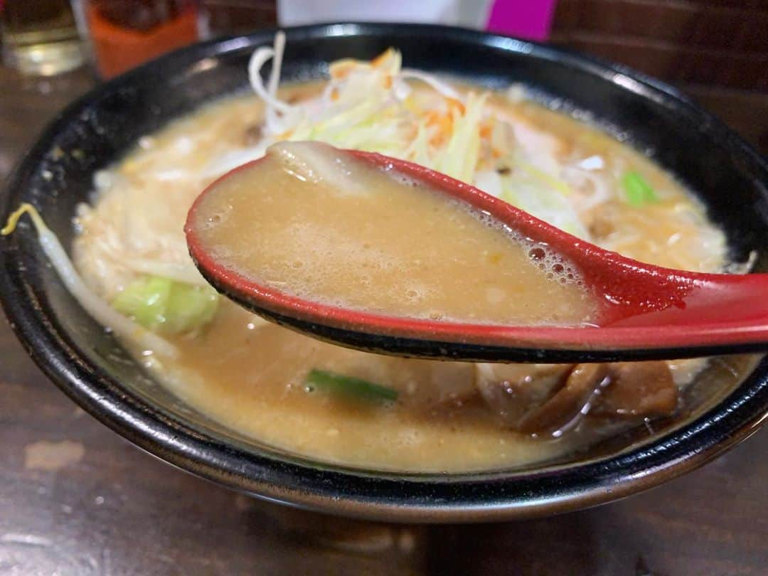 SUSURUさんのインスタグラム写真 - (SUSURUInstagram)「麺処 花田 池袋店 味噌ラーメン 何気に初めての訪問🎉 池袋にて大人気の行列味噌ラーメン店です。 花道のDNAを感じる豚骨ベースの味噌スープはとろみのある濃厚さでしっかり美味しいです🐷 上に乗った野菜は無料で増量可能。ネギの刺激がナイスなアクセントになります。 黄色味がかった中太麺はパンチのあるスープとしっかり絡んで夢中ですすれます🍥 後半はニンニク投入でジャンク感マシマシにして完食！ 行列ひかえめなので今が狙い目かも‥！ ごっそれい🙌 #susuru_tv #麺処花田池袋店 #麺処花田  #池袋 #東京 #味噌ラーメン #うまい  #ラーメン #らーめん #ramen #ラーメン部 #ramennoodles #毎日ラーメン生活 #麺スタグラム #japaneseramen #japanramen #foodstagram #foodie #noodles #instanoodle #instaramen #instafood #susururecommended #東京ラーメン #花田 #池袋ラーメン」9月10日 20時11分 - susuru_tv