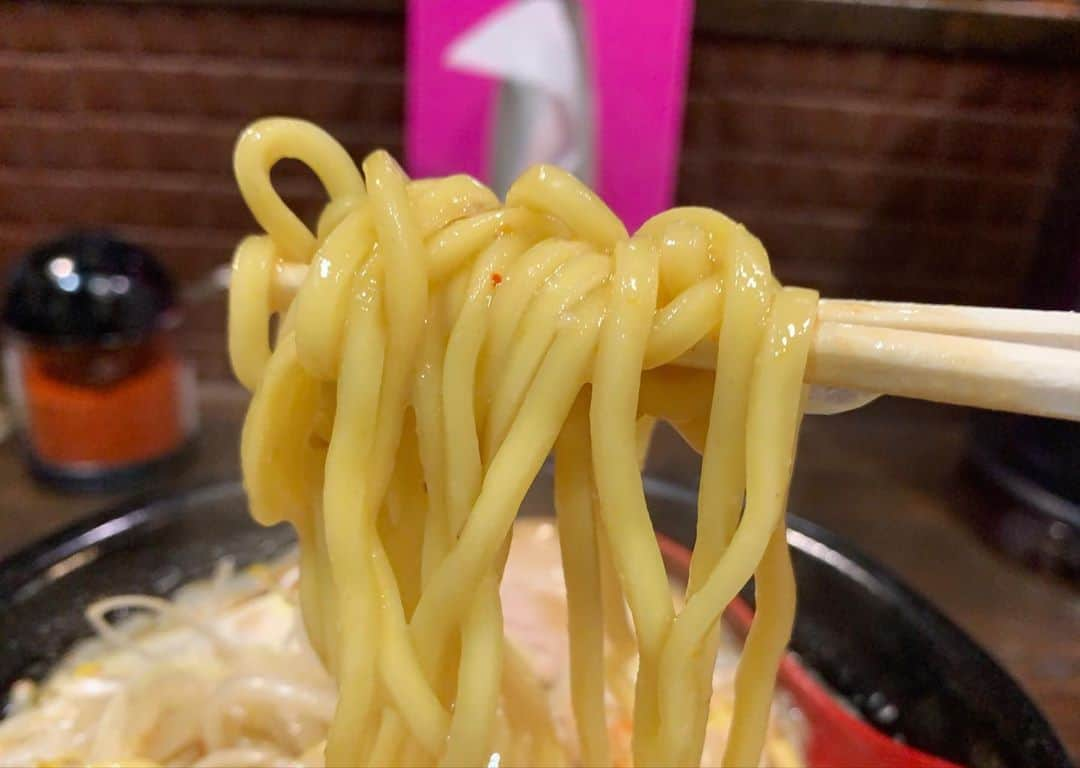 SUSURUさんのインスタグラム写真 - (SUSURUInstagram)「麺処 花田 池袋店 味噌ラーメン 何気に初めての訪問🎉 池袋にて大人気の行列味噌ラーメン店です。 花道のDNAを感じる豚骨ベースの味噌スープはとろみのある濃厚さでしっかり美味しいです🐷 上に乗った野菜は無料で増量可能。ネギの刺激がナイスなアクセントになります。 黄色味がかった中太麺はパンチのあるスープとしっかり絡んで夢中ですすれます🍥 後半はニンニク投入でジャンク感マシマシにして完食！ 行列ひかえめなので今が狙い目かも‥！ ごっそれい🙌 #susuru_tv #麺処花田池袋店 #麺処花田  #池袋 #東京 #味噌ラーメン #うまい  #ラーメン #らーめん #ramen #ラーメン部 #ramennoodles #毎日ラーメン生活 #麺スタグラム #japaneseramen #japanramen #foodstagram #foodie #noodles #instanoodle #instaramen #instafood #susururecommended #東京ラーメン #花田 #池袋ラーメン」9月10日 20時11分 - susuru_tv