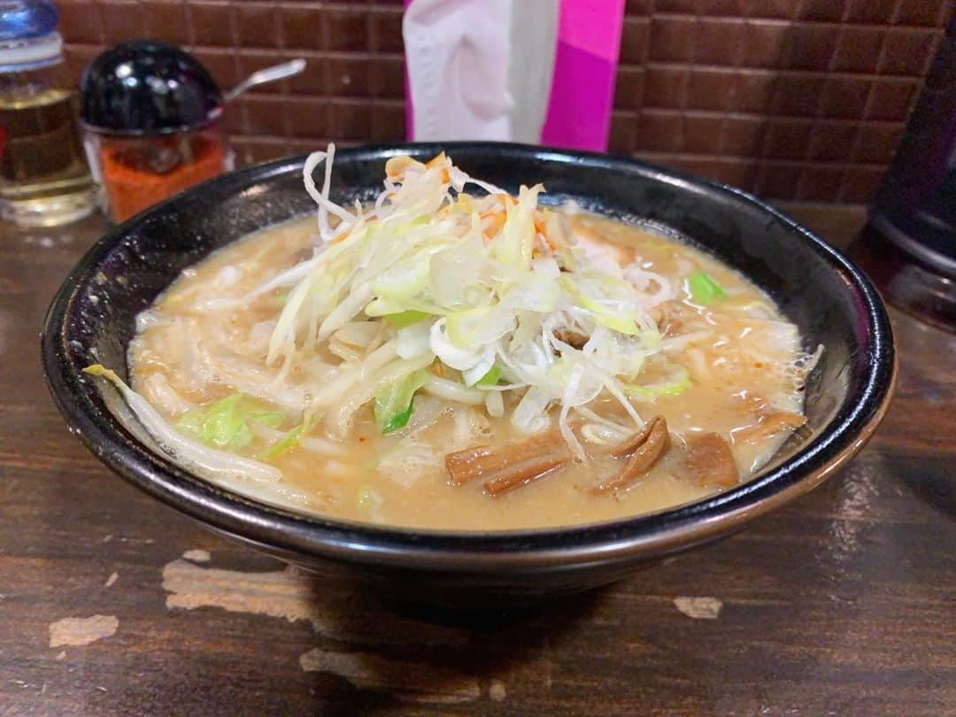 SUSURUさんのインスタグラム写真 - (SUSURUInstagram)「麺処 花田 池袋店 味噌ラーメン 何気に初めての訪問🎉 池袋にて大人気の行列味噌ラーメン店です。 花道のDNAを感じる豚骨ベースの味噌スープはとろみのある濃厚さでしっかり美味しいです🐷 上に乗った野菜は無料で増量可能。ネギの刺激がナイスなアクセントになります。 黄色味がかった中太麺はパンチのあるスープとしっかり絡んで夢中ですすれます🍥 後半はニンニク投入でジャンク感マシマシにして完食！ 行列ひかえめなので今が狙い目かも‥！ ごっそれい🙌 #susuru_tv #麺処花田池袋店 #麺処花田  #池袋 #東京 #味噌ラーメン #うまい  #ラーメン #らーめん #ramen #ラーメン部 #ramennoodles #毎日ラーメン生活 #麺スタグラム #japaneseramen #japanramen #foodstagram #foodie #noodles #instanoodle #instaramen #instafood #susururecommended #東京ラーメン #花田 #池袋ラーメン」9月10日 20時11分 - susuru_tv