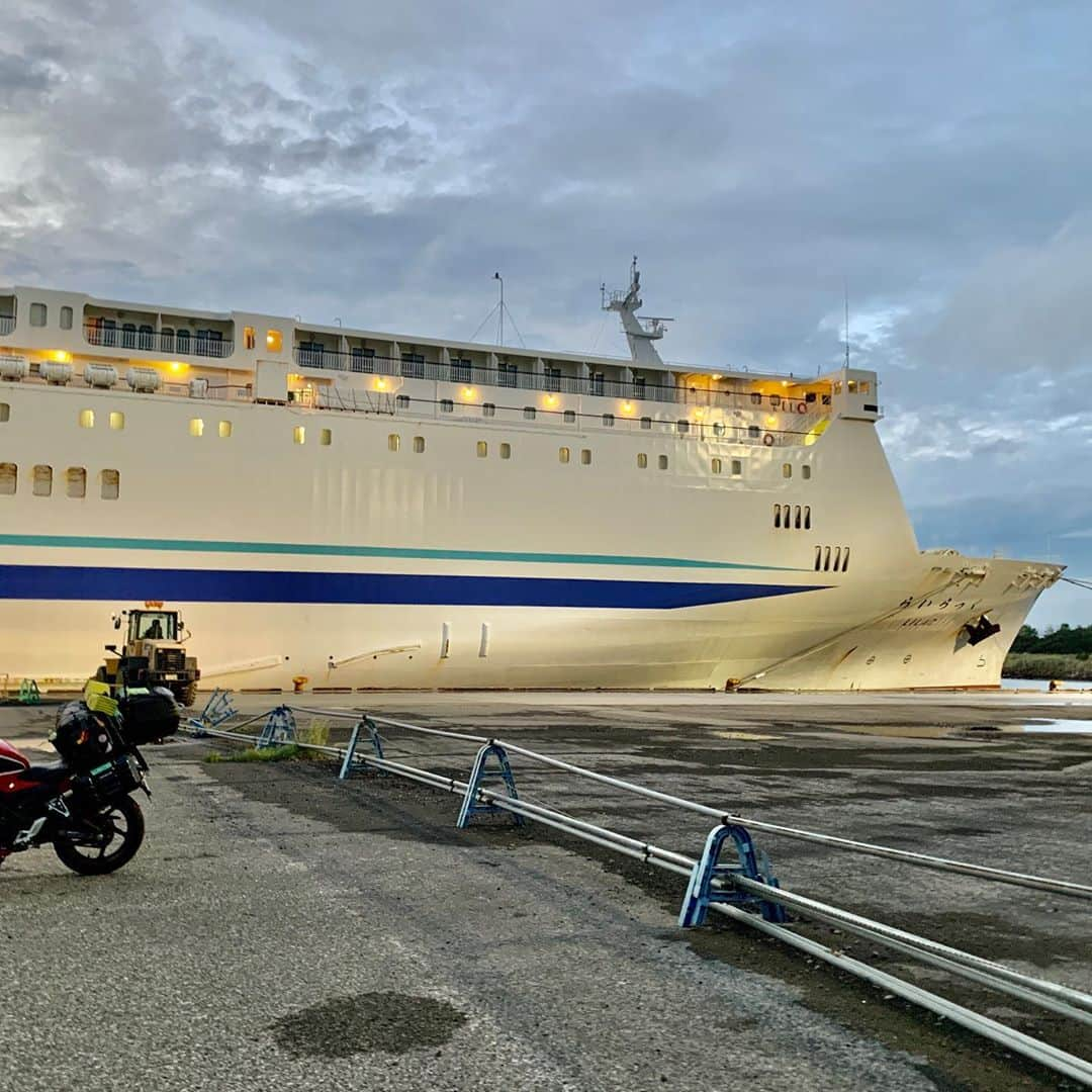 日浦孝則さんのインスタグラム写真 - (日浦孝則Instagram)「2020.9.10 サヨナラ北海道！ 昨日のUnionFieldさんのライブで北海道のスケジュールが全て完了してました！ 旅ありライブあり、新しい出逢いあり、とても充実した今年の北海道ツアーでした！ 今日、苫小牧発秋田行きのフェリー乗船は夜なので、札幌のホテルをチェックアウトしてまず、再び三笠のTOMさんに会いに行き、去年ライブをさせてもらったマヤコーヒーにも顔を出してゴローさんにも会えました。 そして、岩本珈琲のマスターが帰る前に寄ってね、って事で今回3回目の岩本珈琲さんで名前のない珈琲を頂いて、一路苫小牧東港へ、そこに何と日高町や静内でお世話になった石丸さんに焼き鳥のお土産を持って見送って頂きました！ いやー、北海道は人が温いどーですね。 皆さん、本当に楽しかったです！ありがとうございました！また、来年、帰って来ます！！」9月10日 20時11分 - paperisland