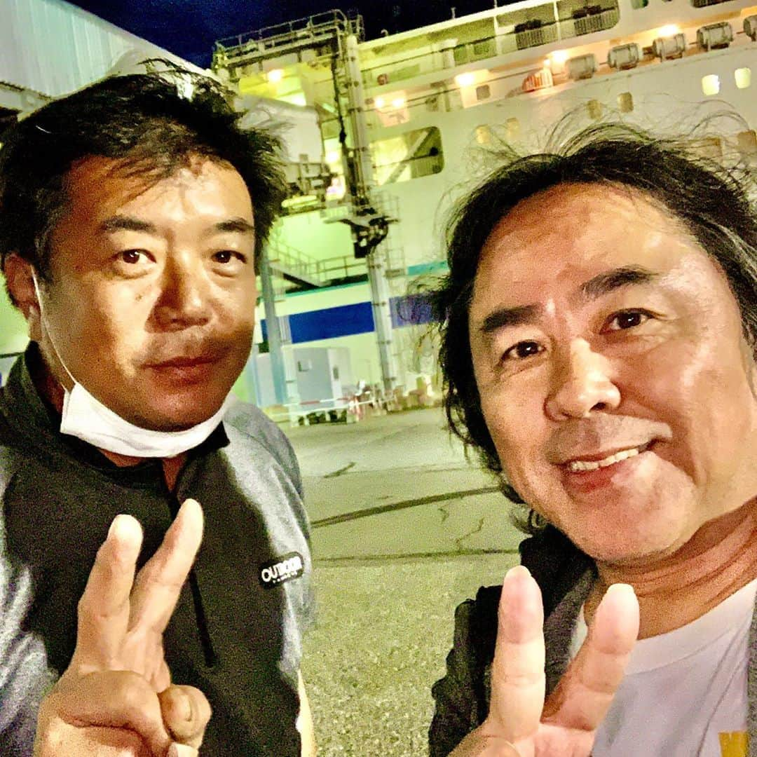 日浦孝則さんのインスタグラム写真 - (日浦孝則Instagram)「2020.9.10 サヨナラ北海道！ 昨日のUnionFieldさんのライブで北海道のスケジュールが全て完了してました！ 旅ありライブあり、新しい出逢いあり、とても充実した今年の北海道ツアーでした！ 今日、苫小牧発秋田行きのフェリー乗船は夜なので、札幌のホテルをチェックアウトしてまず、再び三笠のTOMさんに会いに行き、去年ライブをさせてもらったマヤコーヒーにも顔を出してゴローさんにも会えました。 そして、岩本珈琲のマスターが帰る前に寄ってね、って事で今回3回目の岩本珈琲さんで名前のない珈琲を頂いて、一路苫小牧東港へ、そこに何と日高町や静内でお世話になった石丸さんに焼き鳥のお土産を持って見送って頂きました！ いやー、北海道は人が温いどーですね。 皆さん、本当に楽しかったです！ありがとうございました！また、来年、帰って来ます！！」9月10日 20時11分 - paperisland