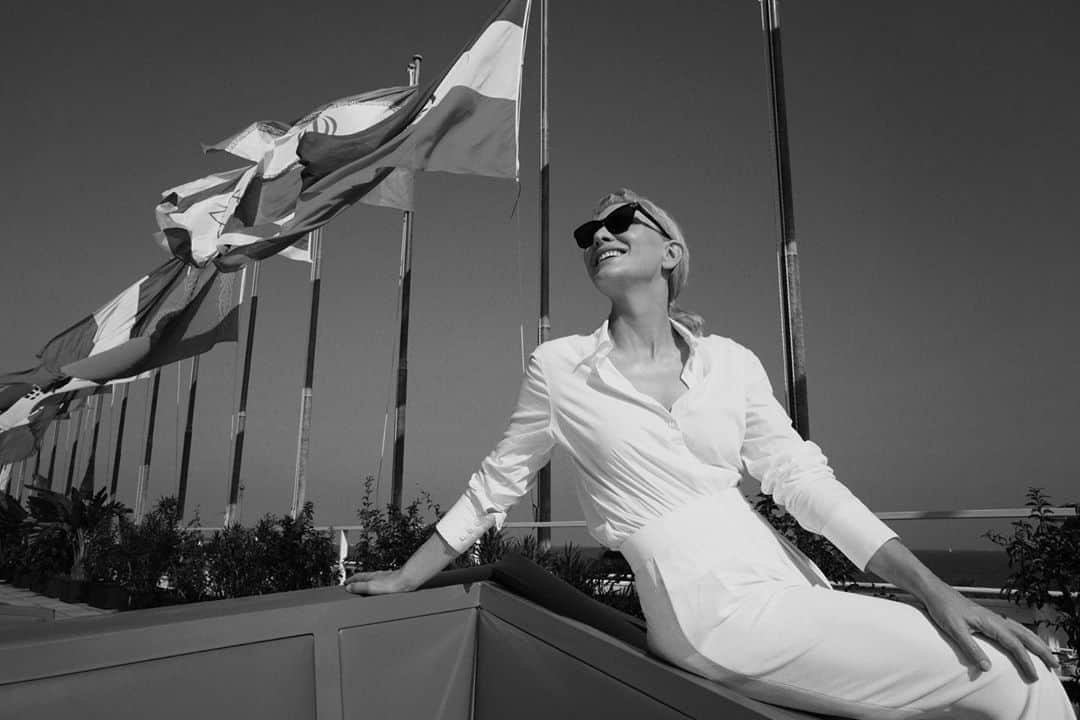 Armani Beautyさんのインスタグラム写真 - (Armani BeautyInstagram)「Behind the scenes at the Venice Film Festival with @gregwilliamsphotography.   Cate Blanchett, Giorgio Armani Global Beauty Ambassador, taking in the atmosphere of the 77th Venice International Film Festival.   #Armanibeauty #ArmanibeautyStars #CateBlanchett #BiennaleCinema2020 #Venezia77」9月10日 20時12分 - armanibeauty