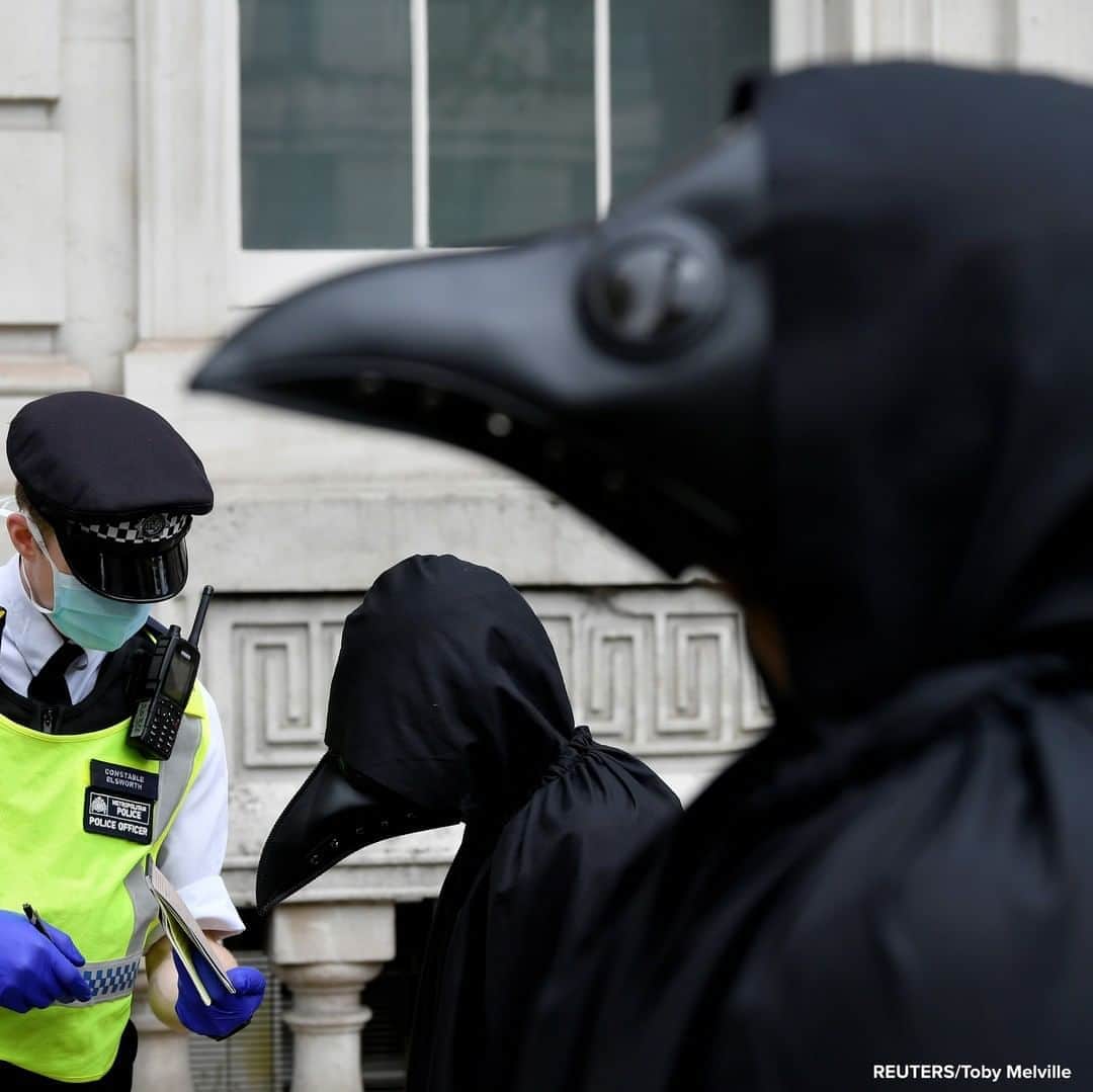 ABC Newsさんのインスタグラム写真 - (ABC NewsInstagram)「Police officer takes down details of Animal Rebellion group member as they march during Extinction Rebellion climate change protest in London, England. #protest #london」9月10日 20時12分 - abcnews