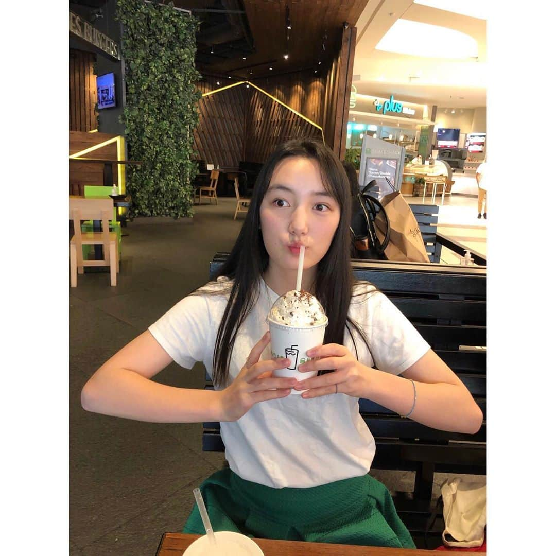 亘理舞さんのインスタグラム写真 - (亘理舞Instagram)「・ Shake Shackで初めて#ホワイトチョコミントシェイク を飲んでみました😋 ・ チョコミント大好きな私的にはもう少しミントのさっぱり感が強くても良いかなぁと思いましたが、とても美味しかったです！ ・ 皆さんはチョコミント味好きですか？？ ・ #着ている#スカートも#ミント色 #ホワイトチョコミント#チョコミント部#白ティー女子#スタダ#亘理舞」9月10日 20時12分 - mai_watari_official