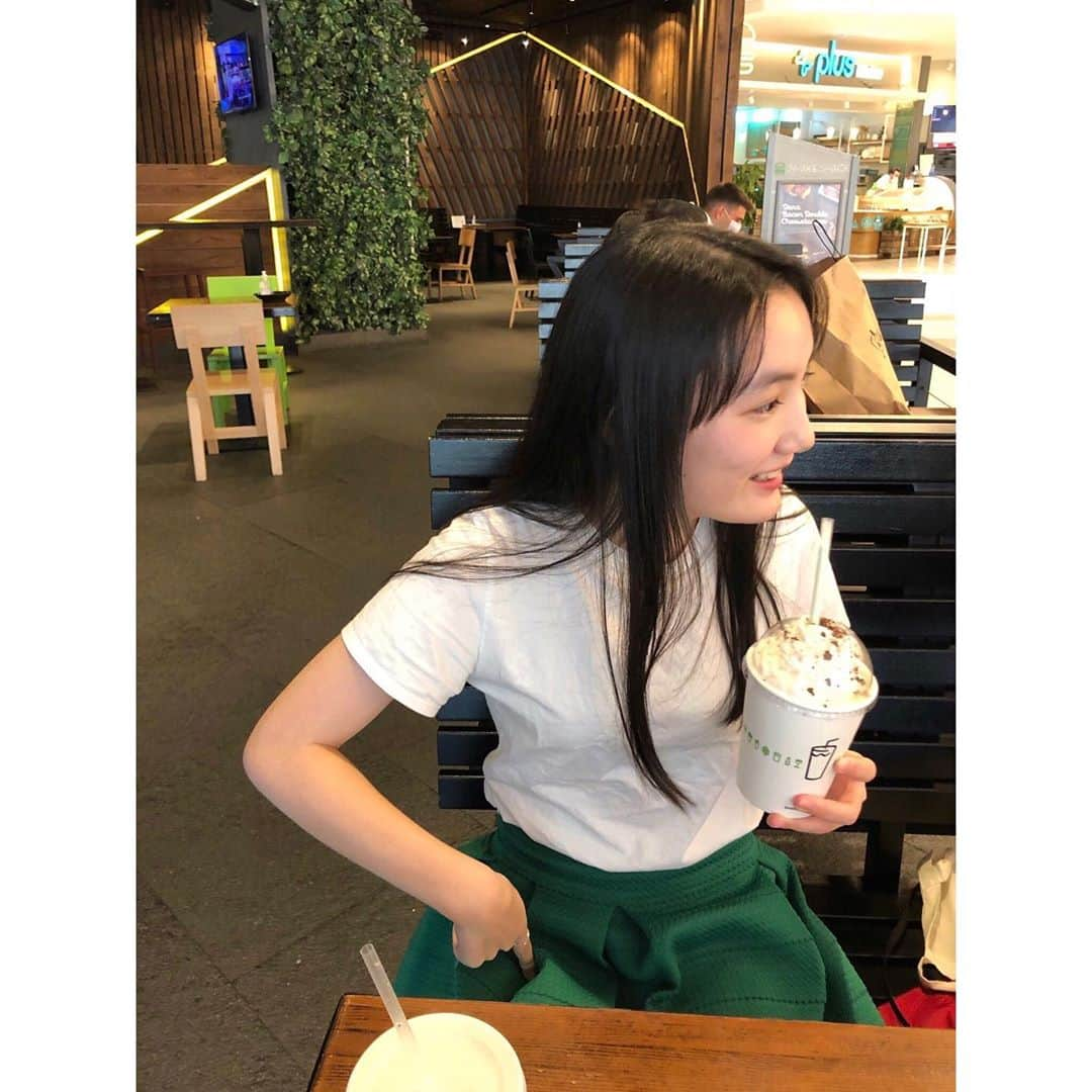 亘理舞さんのインスタグラム写真 - (亘理舞Instagram)「・ Shake Shackで初めて#ホワイトチョコミントシェイク を飲んでみました😋 ・ チョコミント大好きな私的にはもう少しミントのさっぱり感が強くても良いかなぁと思いましたが、とても美味しかったです！ ・ 皆さんはチョコミント味好きですか？？ ・ #着ている#スカートも#ミント色 #ホワイトチョコミント#チョコミント部#白ティー女子#スタダ#亘理舞」9月10日 20時12分 - mai_watari_official